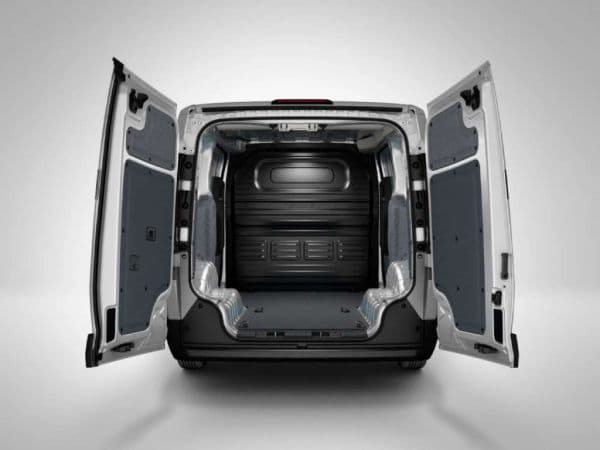 Kia PV5 Cargo en stock: carga ordenada y bien iluminada