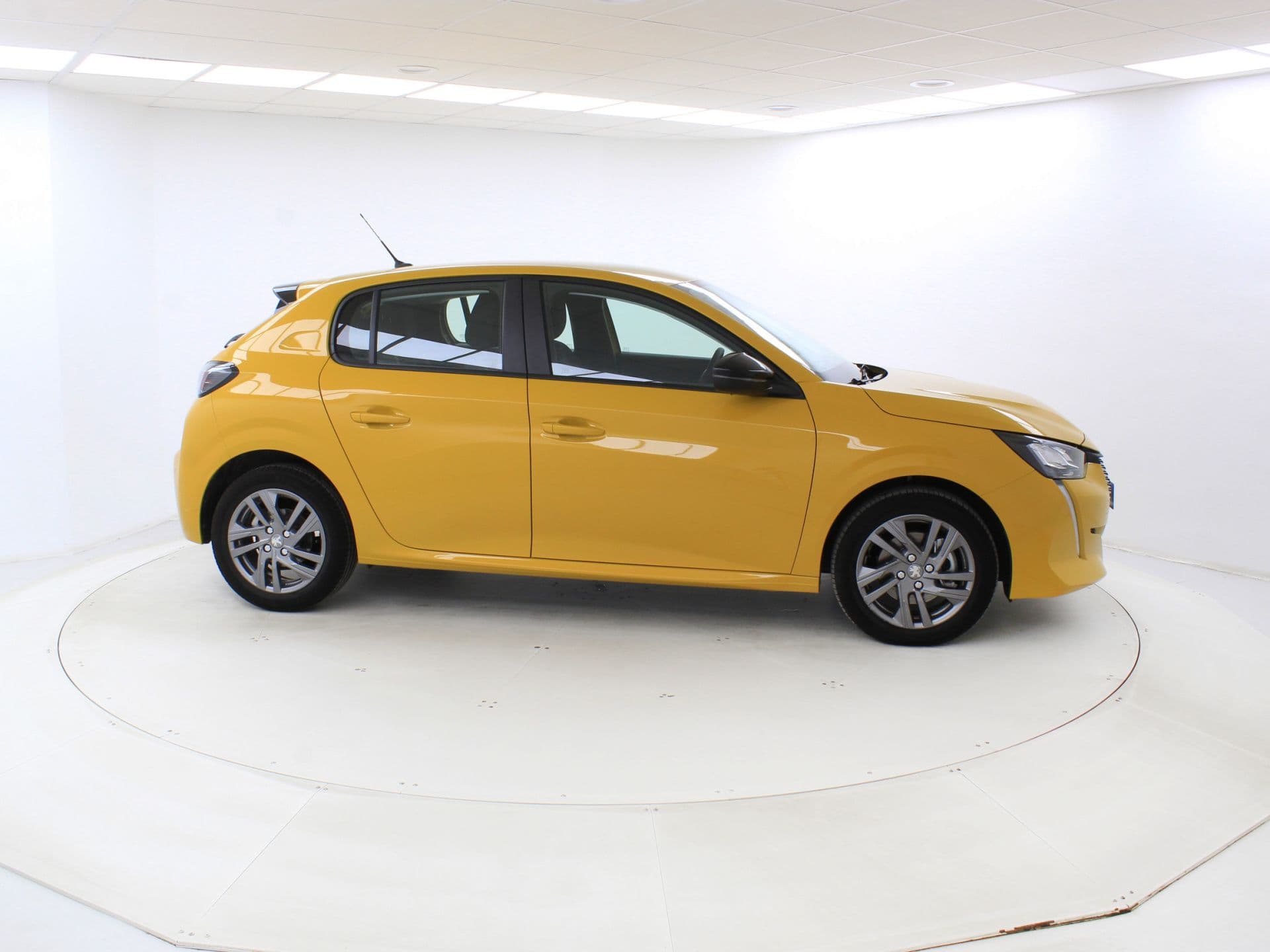 Peugeot 208 BlueHDi 73kW (100CV) Active Pack, color Amarillo Faro (metalizado), 2022, foto 5 de 6