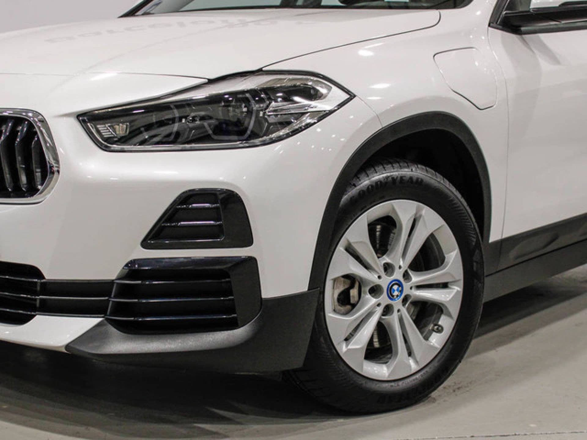 BMW X2 xDrive25e Auto, color Mineralweiß (metalizado), 2023, foto 6 de 8