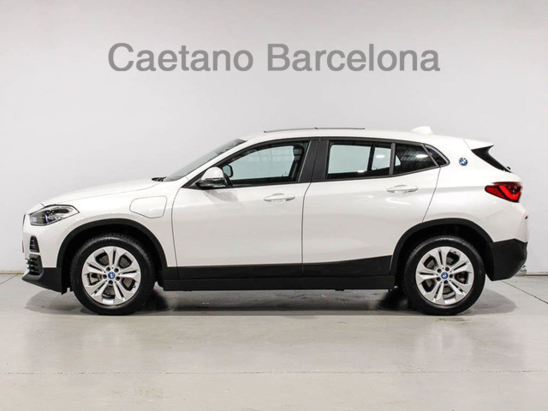 BMW X2 xDrive25e Auto, color Mineralweiß (metalizado), 2023, foto 3 de 8