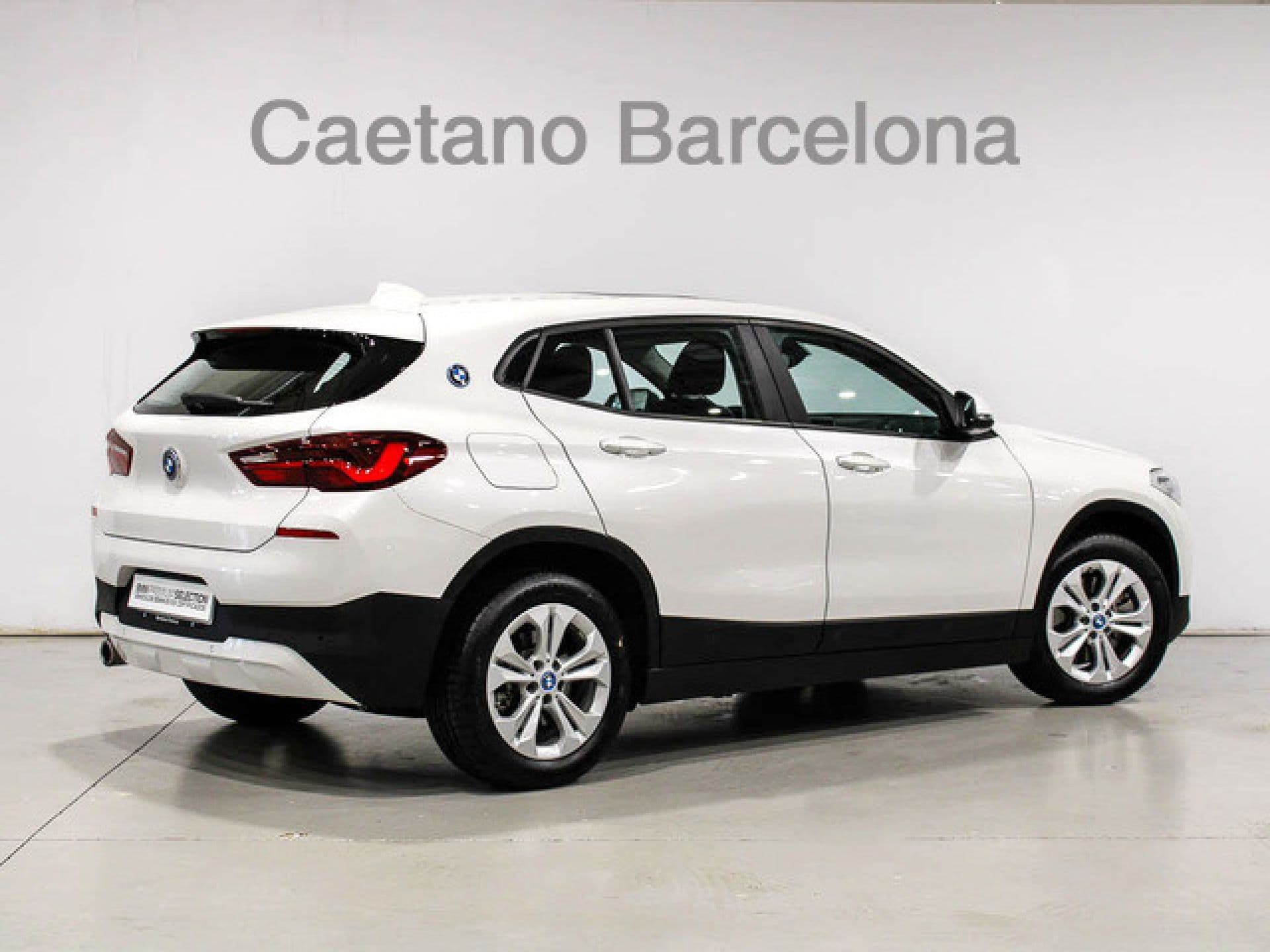 BMW X2 xDrive25e Auto, color Mineralweiß (metalizado), 2023, foto 4 de 8