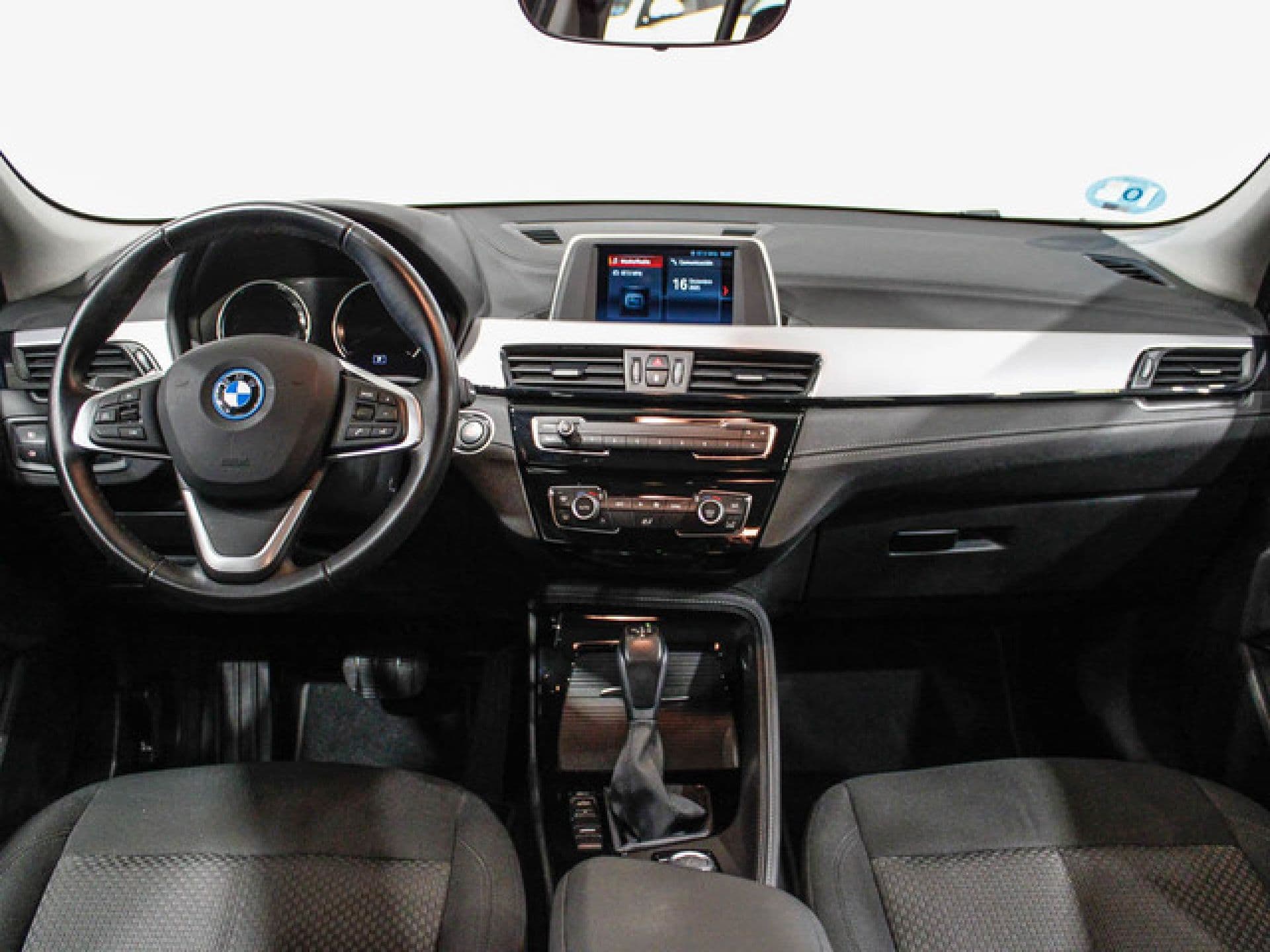 BMW X2 xDrive25e Auto, color Mineralweiß (metalizado), 2023, foto 7 de 8