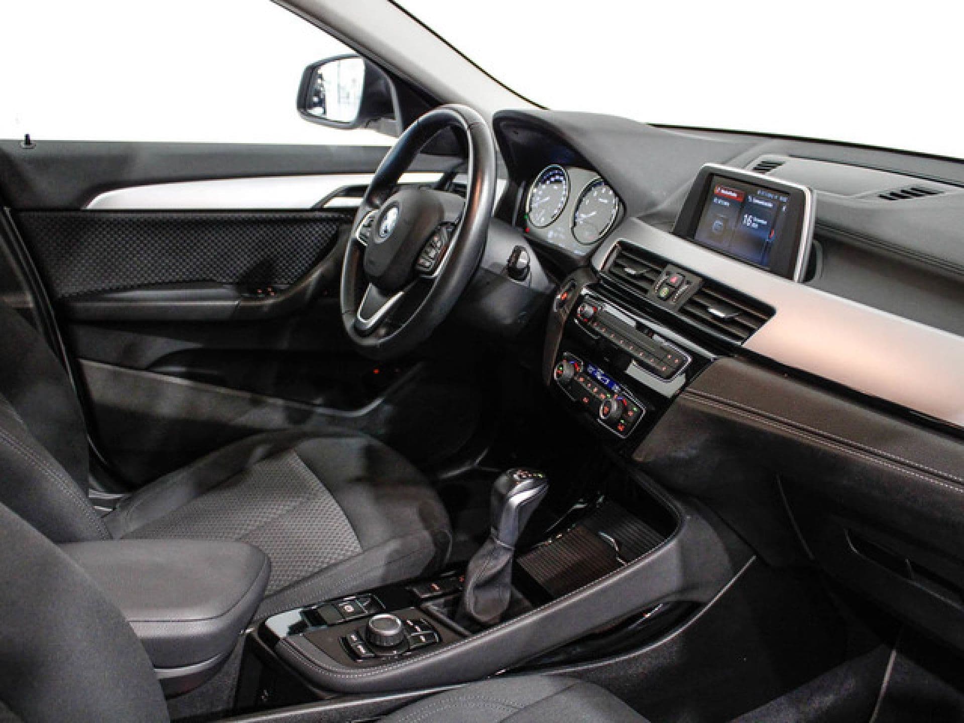 BMW X2 xDrive25e Auto, color Mineralweiß (metalizado), 2023, foto 8 de 8