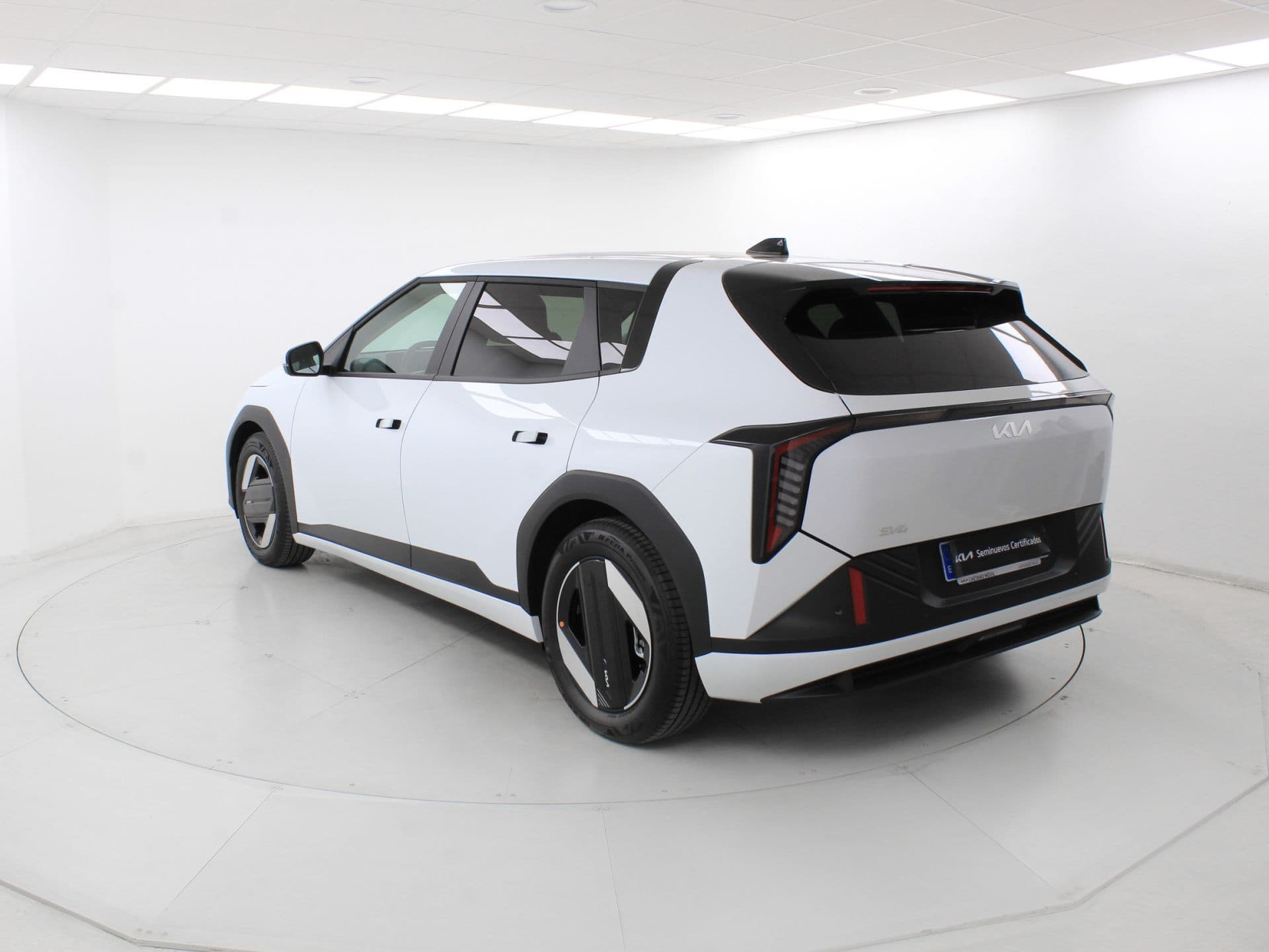 Kia EV4 Earth Launch Edition 81,4kWh 150kW (LR), color Cassa White (sólida), 2025, foto 4 de 8