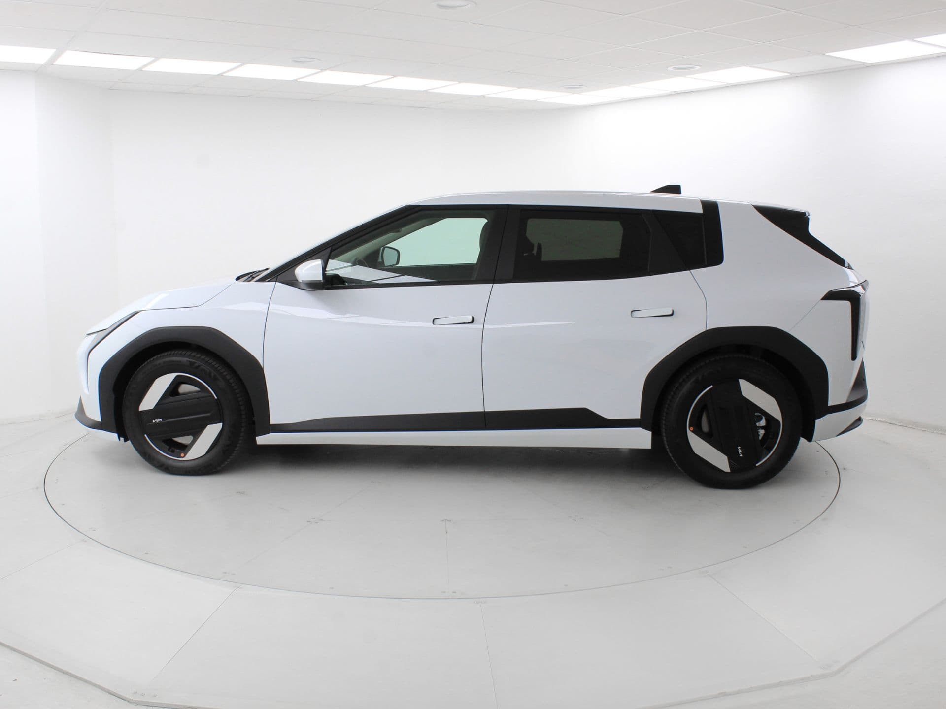 Kia EV4 Earth Launch Edition 81,4kWh 150kW (LR), color Cassa White (sólida), 2025, foto 3 de 8