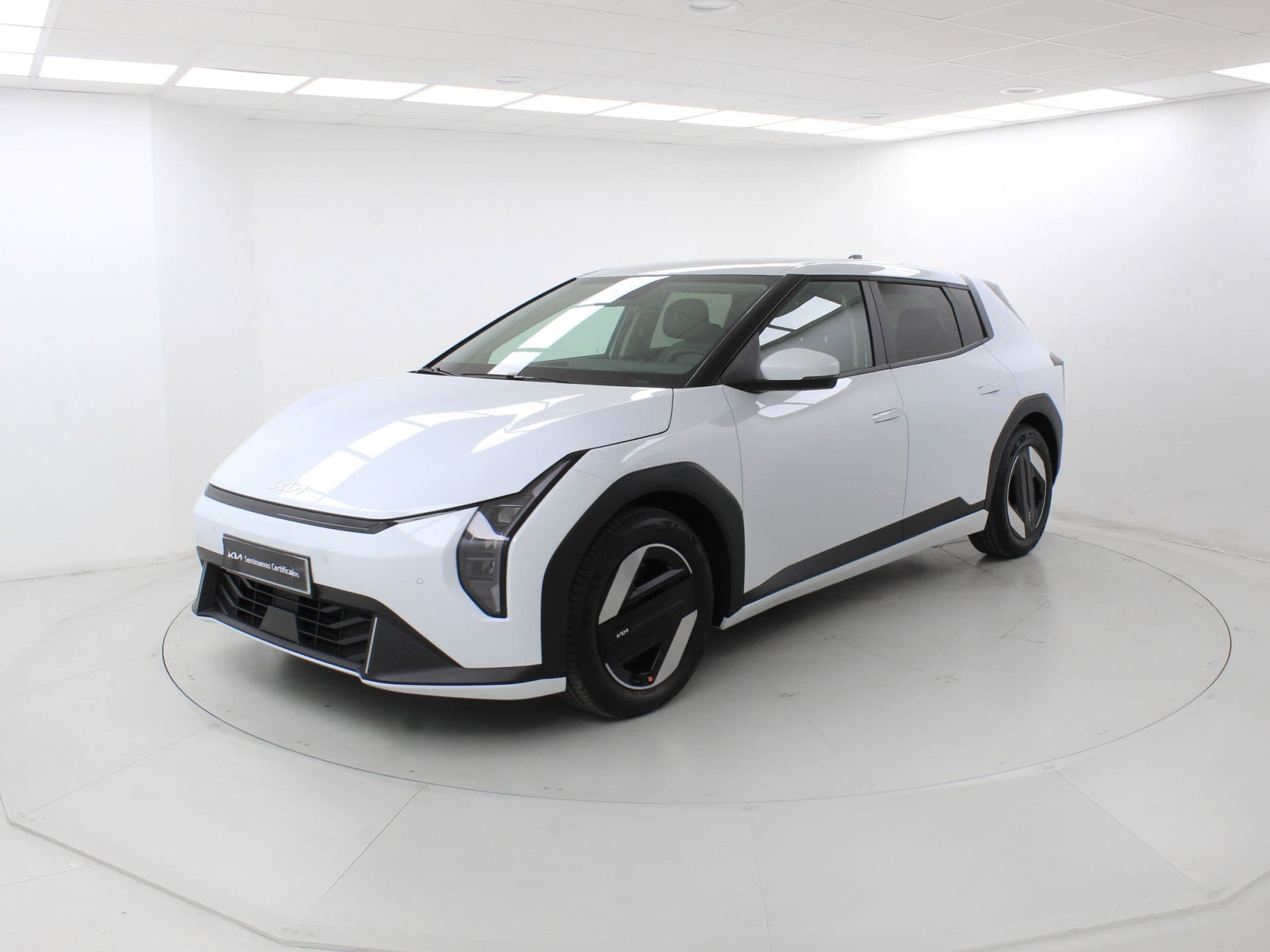 Kia EV4 Earth Launch Edition 81,4kWh 150kW (LR), color Cassa White (sólida), 2025, foto 2 de 8