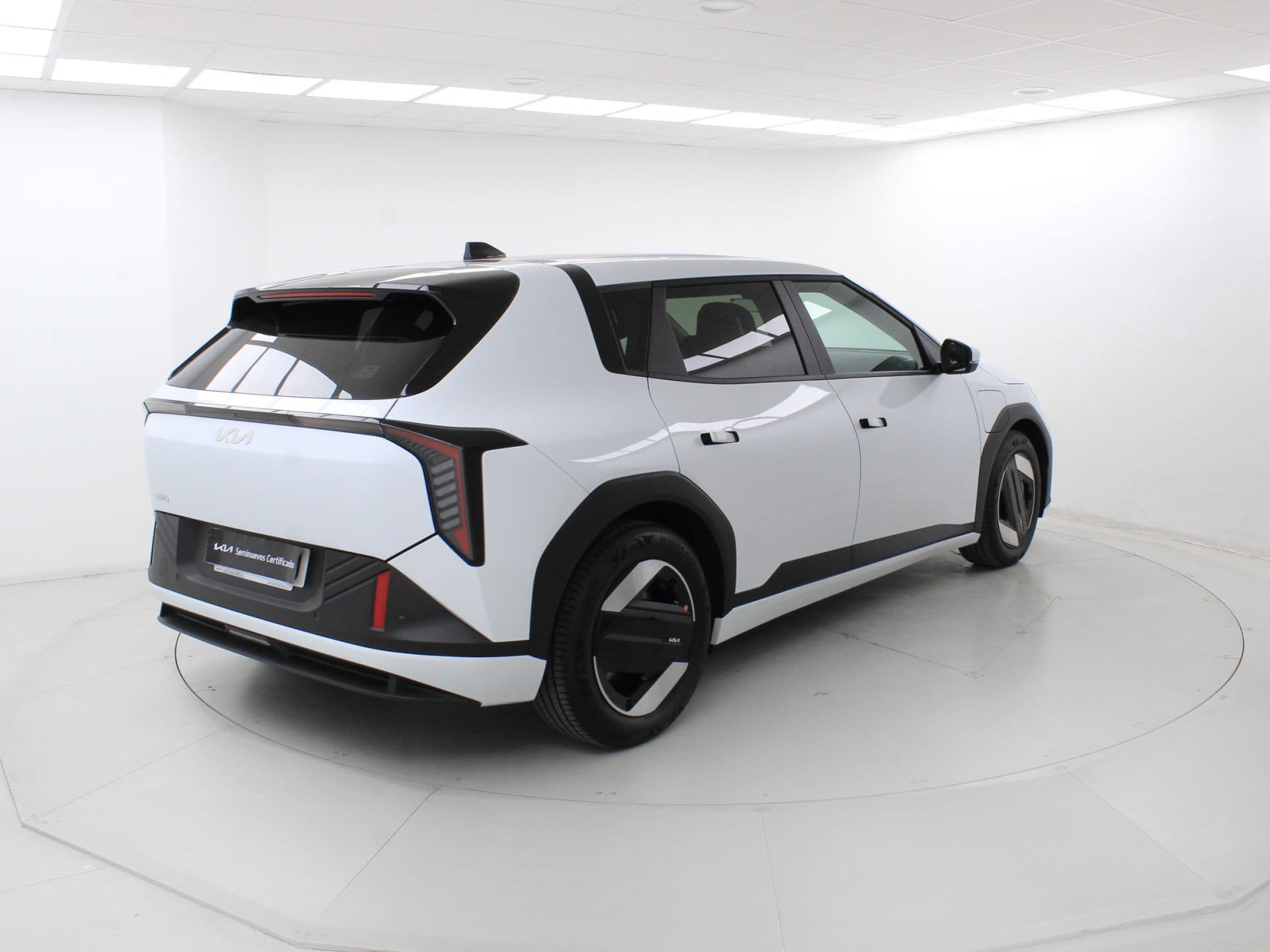 Kia EV4 Earth Launch Edition 81,4kWh 150kW (LR), color Cassa White (sólida), 2025, foto 5 de 8