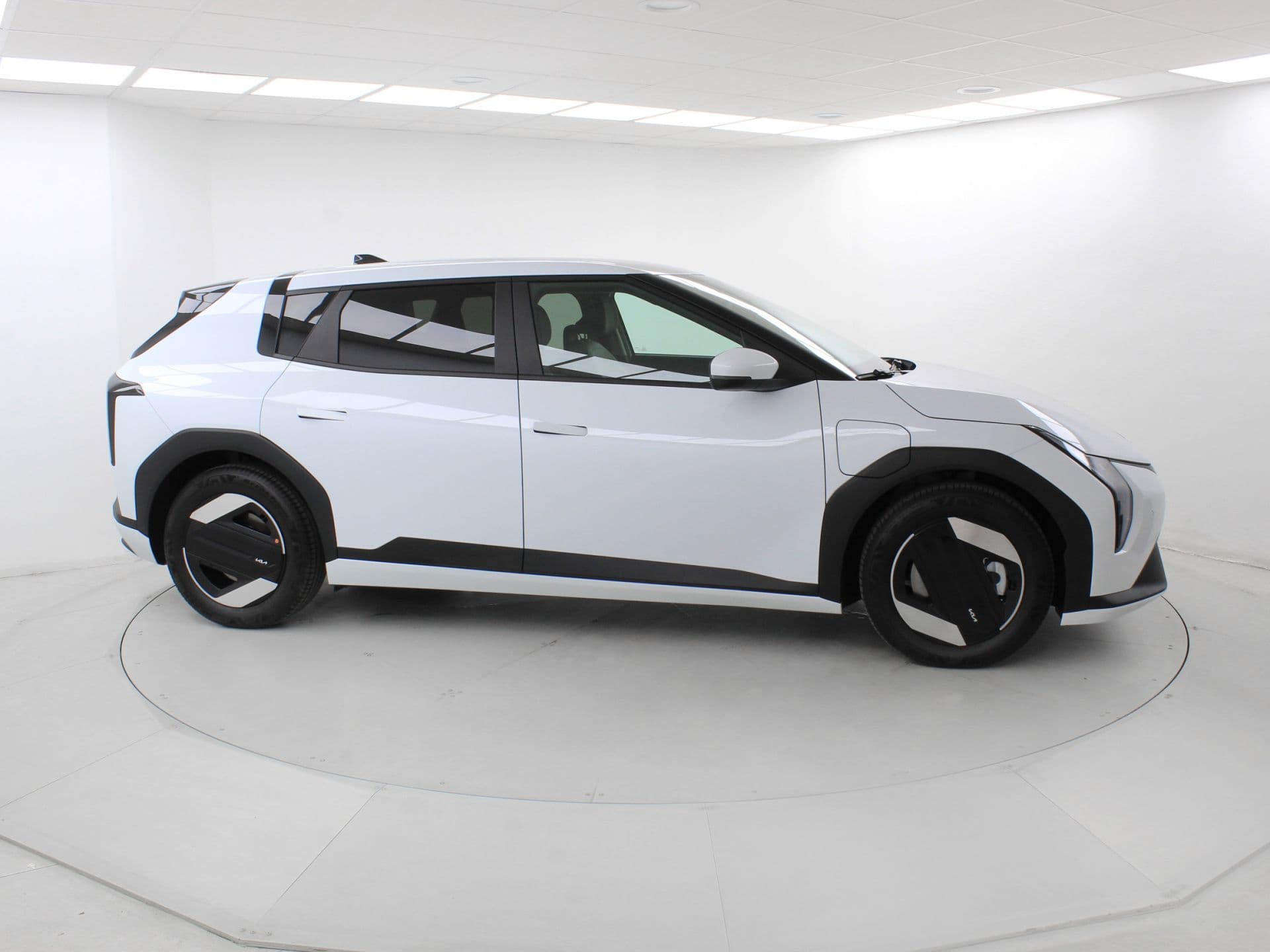 Kia EV4 Earth Launch Edition 81,4kWh 150kW (LR), color Cassa White (sólida), 2025, foto 6 de 8