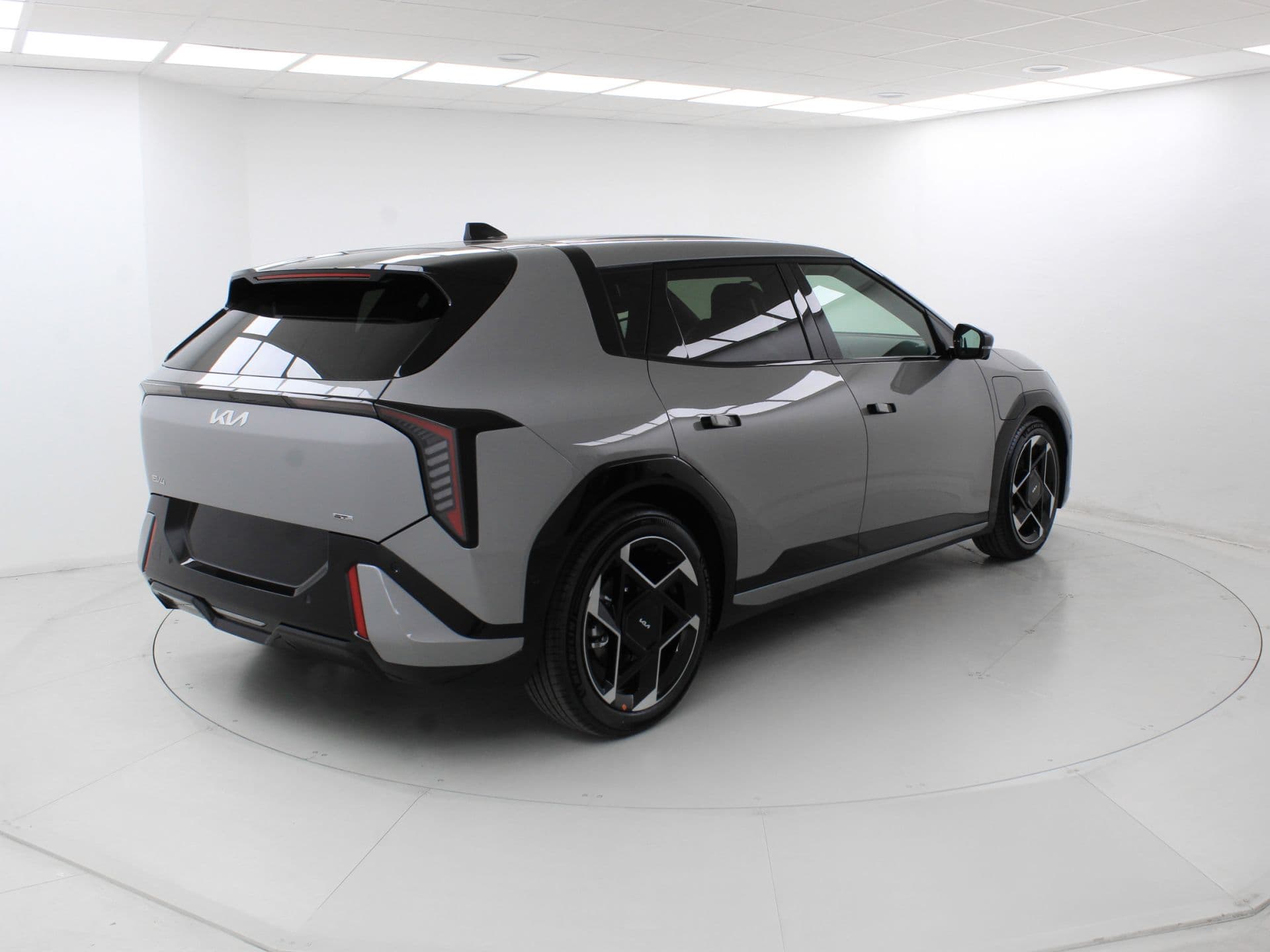 Kia EV4 GT-Line 81,4kWh 150kW (Long Range), color Wolf Gray (metalizada), 2025, foto 4 de 8