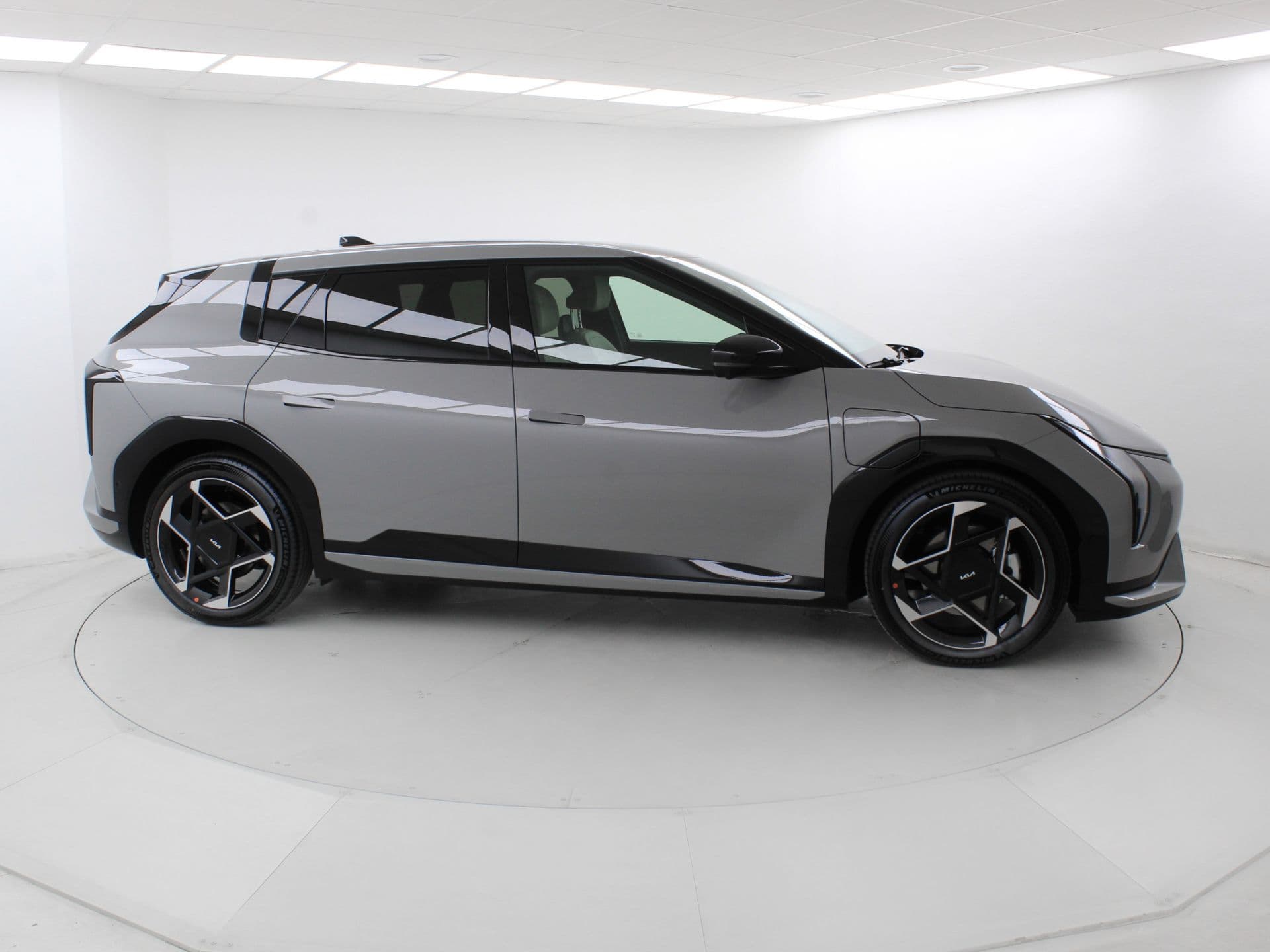 Kia EV4 GT-Line 81,4kWh 150kW (Long Range), color Wolf Gray (metalizada), 2025, foto 3 de 8