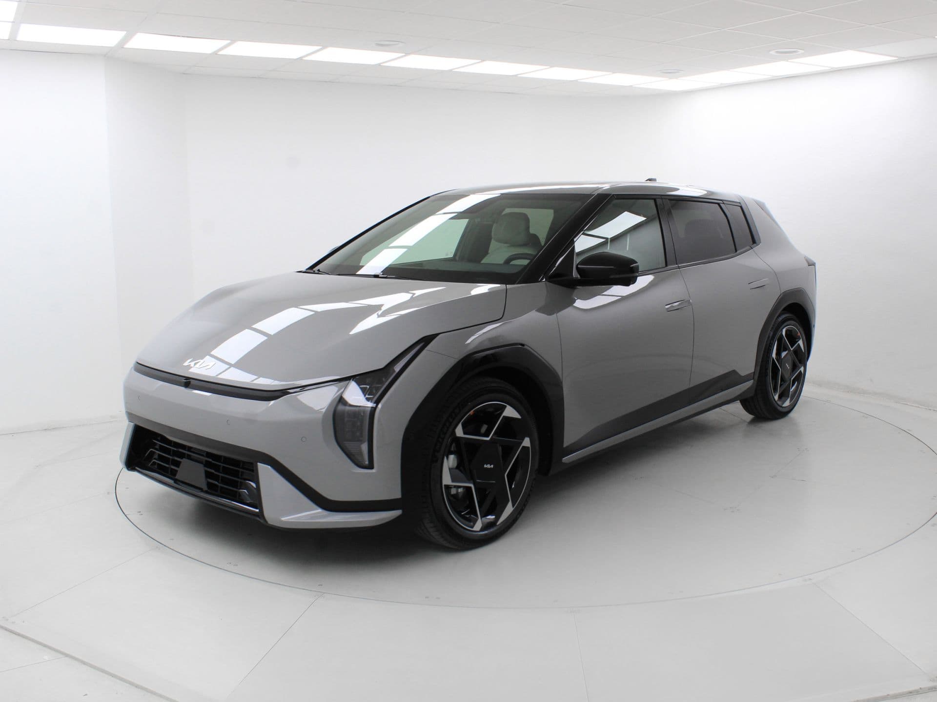 Kia EV4 GT-Line 81,4kWh 150kW (Long Range), color Wolf Gray (metalizada), 2025, foto 2 de 8