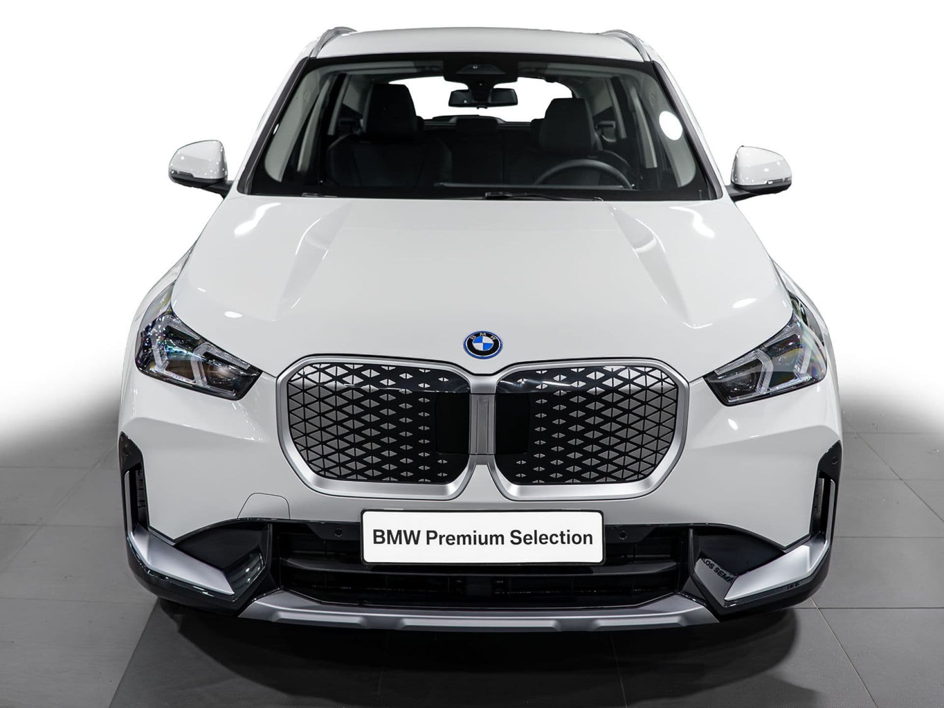 BMW iX1 xDrive30, color Alpinweiß (sólido), 2025, foto 2 de 11
