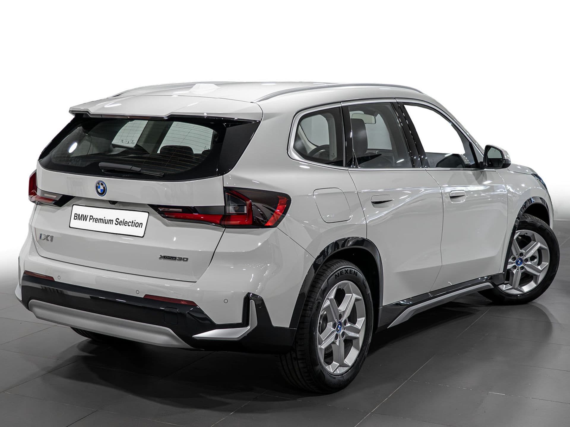 BMW iX1 xDrive30, color Alpinweiß (sólido), 2025, foto 4 de 11