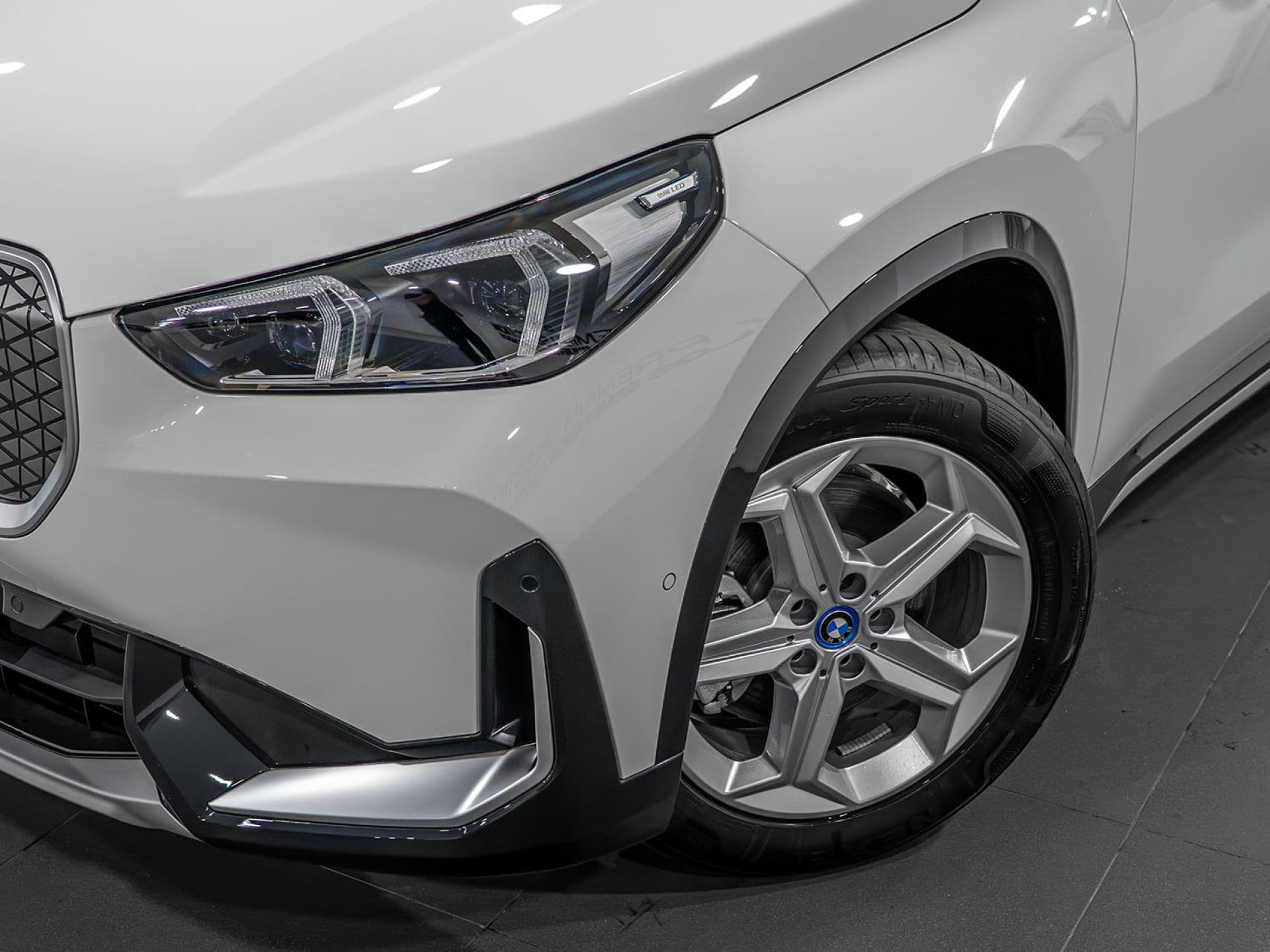 BMW iX1 xDrive30, color Alpinweiß (sólido), 2025, foto 6 de 11
