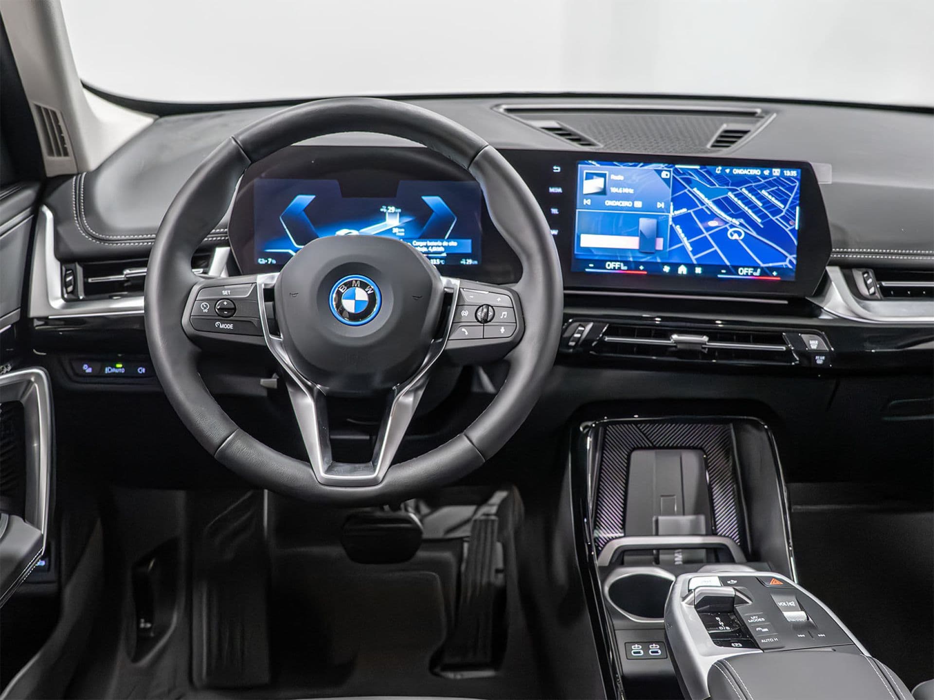 BMW iX1 xDrive30, color Alpinweiß (sólido), 2025, foto 9 de 11