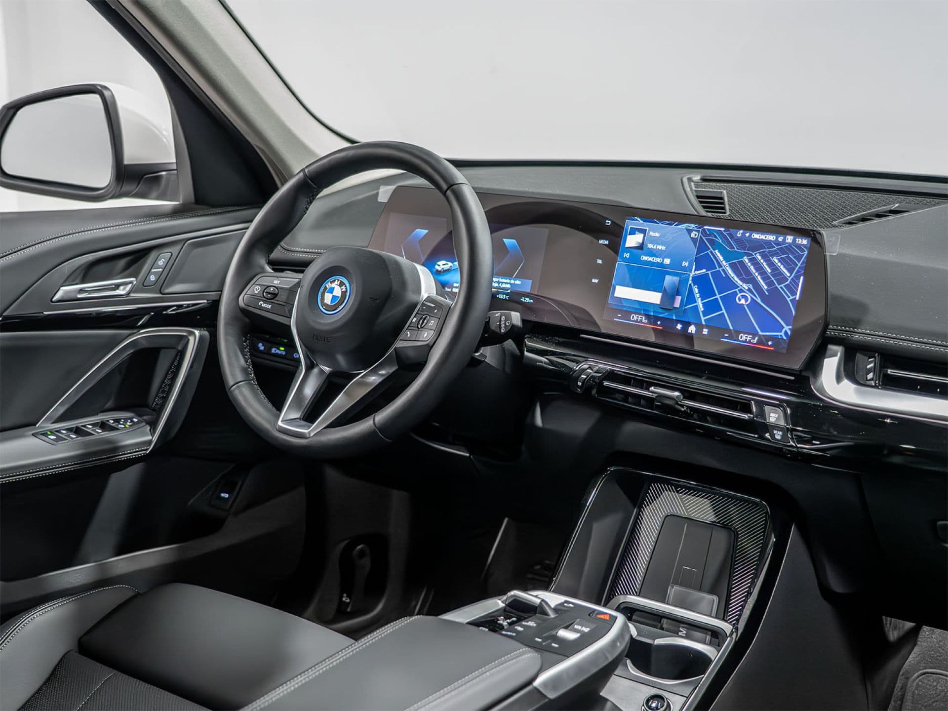 BMW iX1 xDrive30, color Alpinweiß (sólido), 2025, foto 10 de 11
