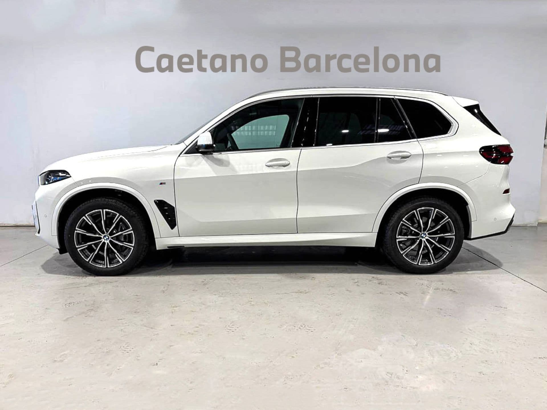 BMW X5 xDrive30d, color Alpinweiss sólido, 2026, foto 3 de 8
