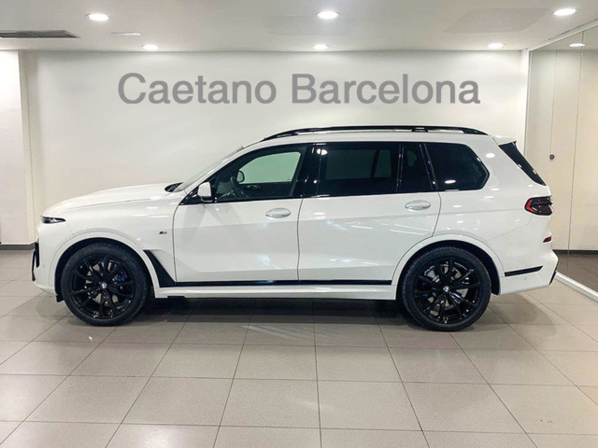 BMW X7 xDrive40d, color Alpinweiss sólida, 2026, foto 3 de 8
