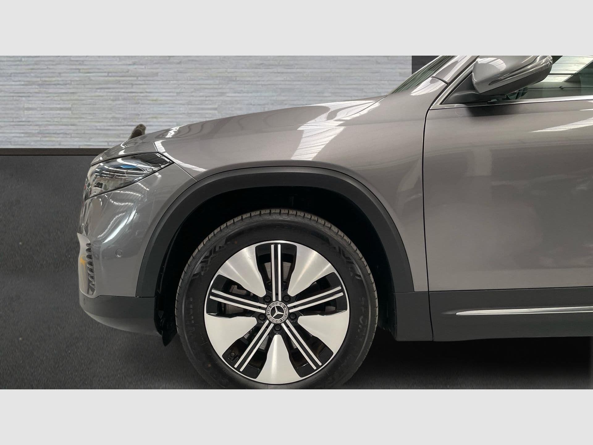 Mercedes-Benz EQB EQB 250, color Gris Montaña (metalizado), 2023, foto 5 de 8