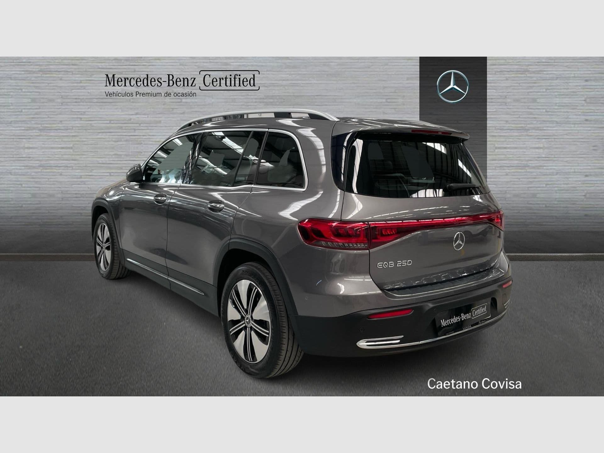 Mercedes-Benz EQB EQB 250, color Gris Montaña (metalizado), 2023, foto 4 de 8