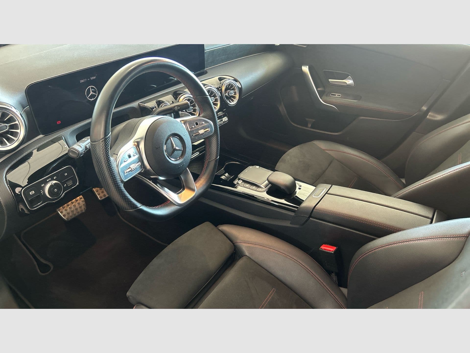 Mercedes-Benz Clase A 250 e, color Gris Montaña (metalizado), 2021, foto 6 de 8