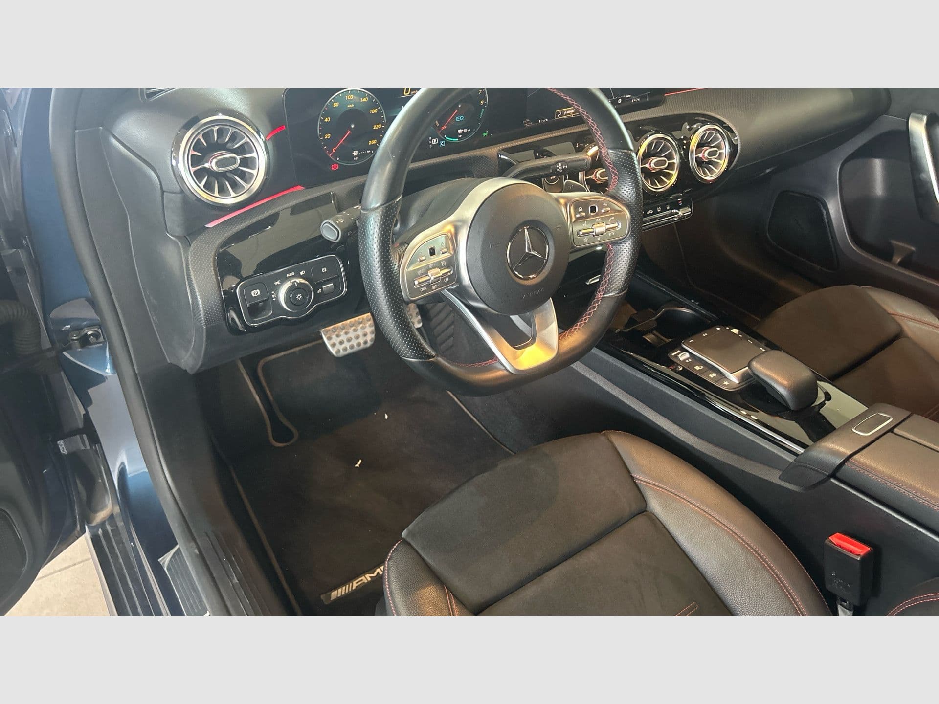 Mercedes-Benz Clase A 250 e, color azul denim metalizado, 2020, foto 6 de 8