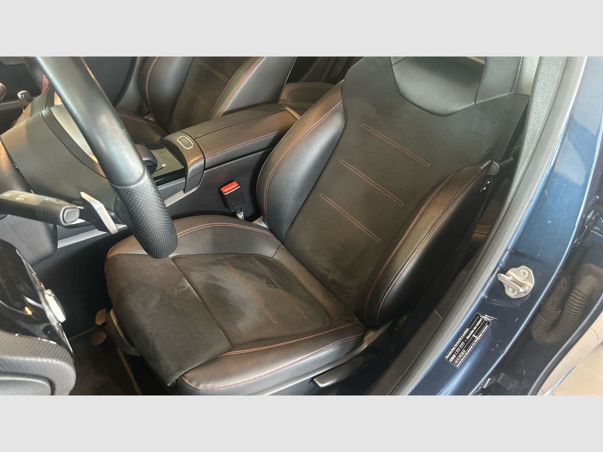 Mercedes-Benz Clase A 250 e, color azul denim metalizado, 2020, foto 7 de 8