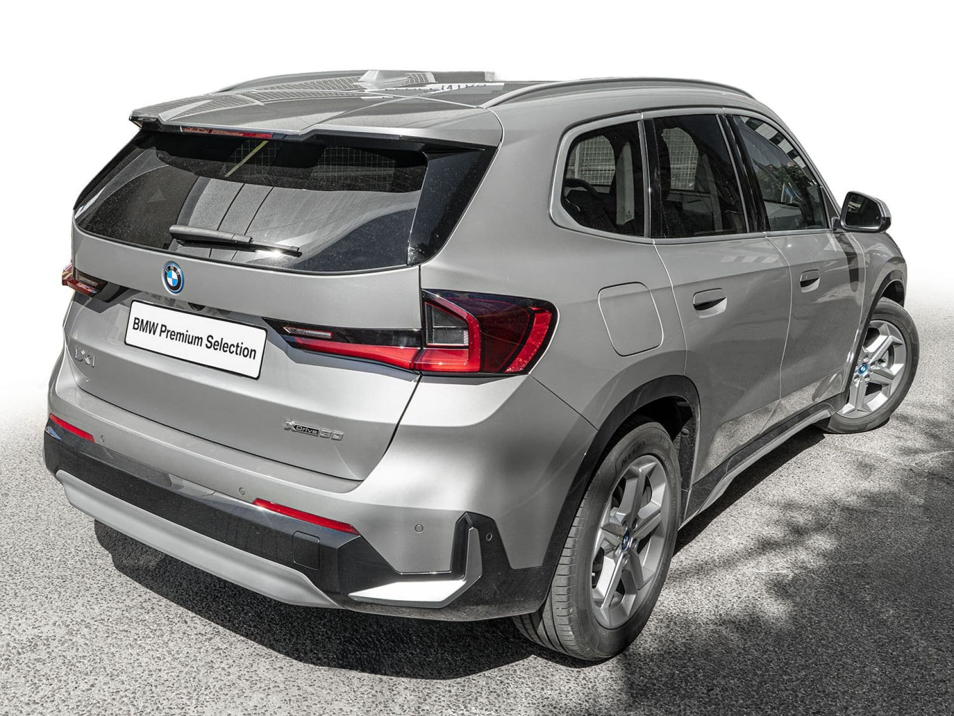 BMW iX1 xDrive30, color Spacesilber (metalizado), 2024, foto 4 de 12