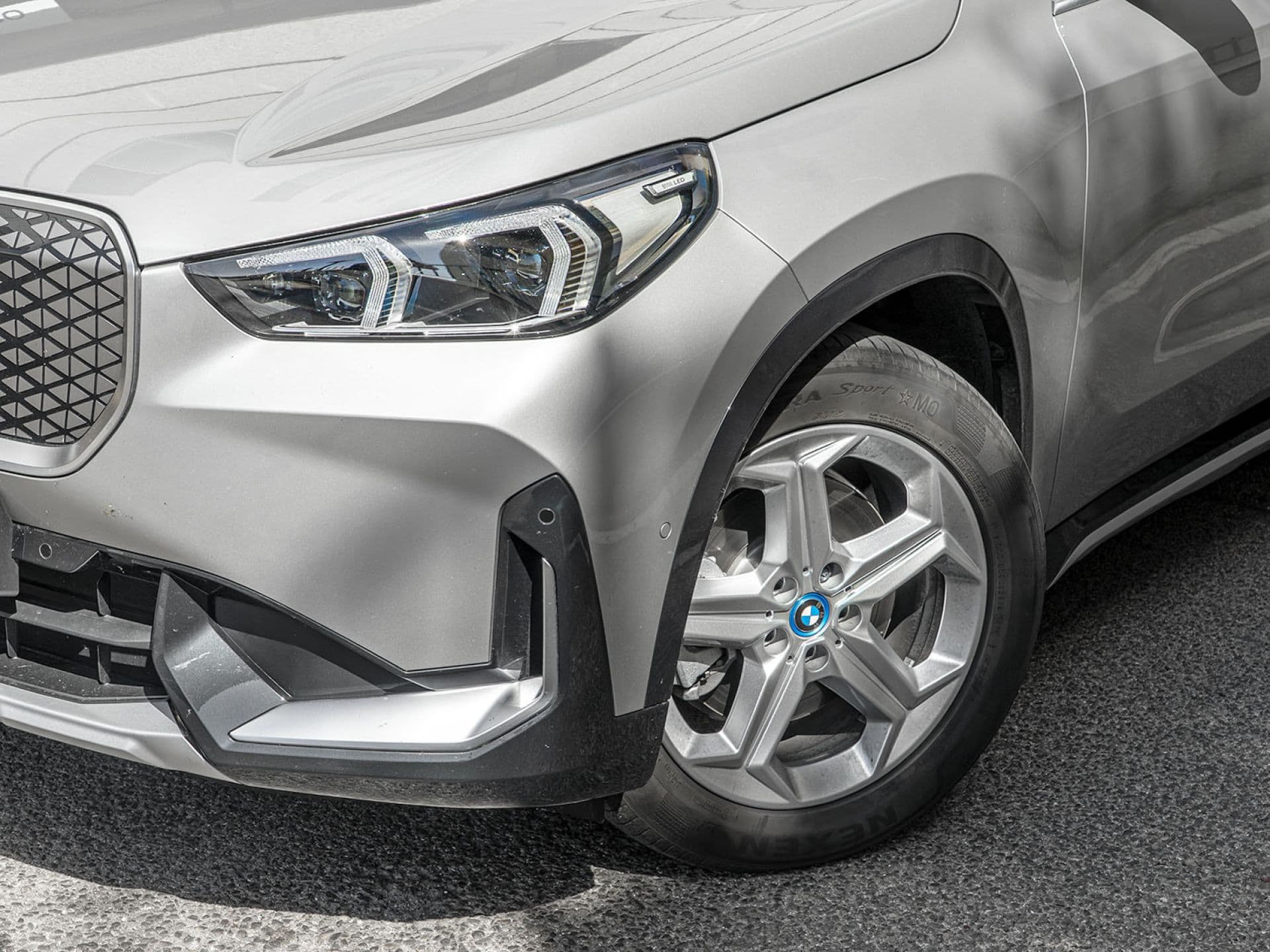 BMW iX1 xDrive30, color Spacesilber (metalizado), 2024, foto 6 de 12