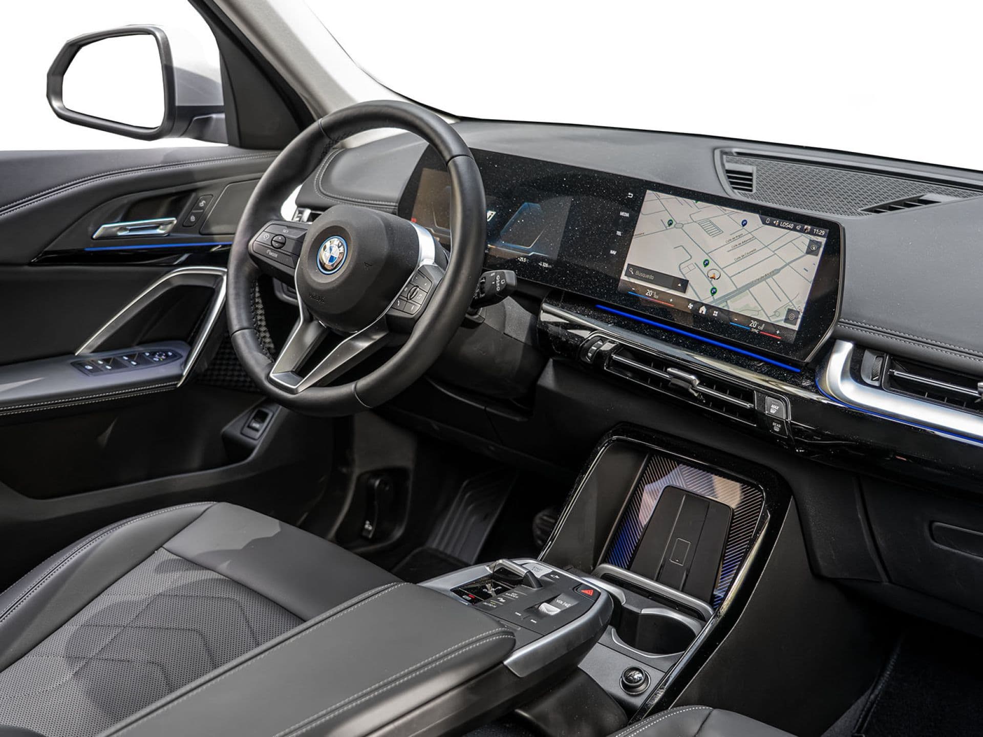 BMW iX1 xDrive30, color Spacesilber (metalizado), 2024, foto 7 de 12