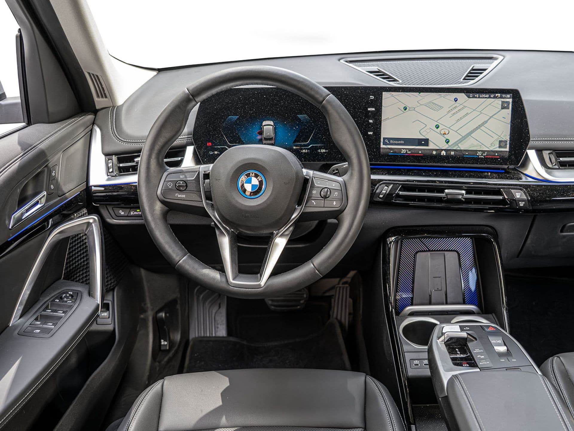 BMW iX1 xDrive30, color Spacesilber (metalizado), 2024, foto 8 de 12