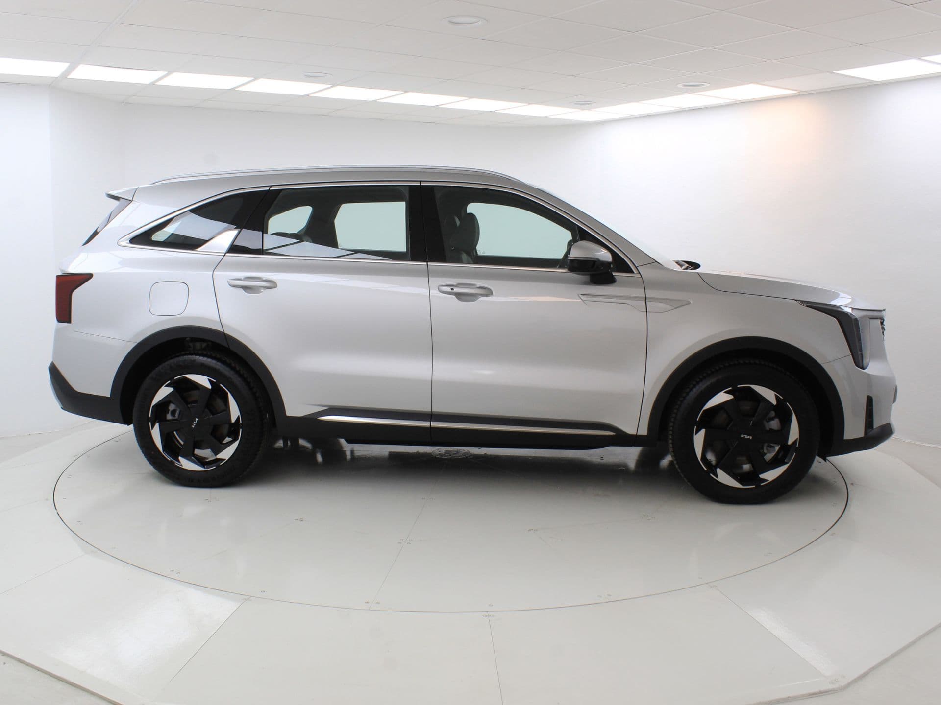 Kia Sorento 1.6 T-GDi PHEV Drive 4x4 7pl, color Silky Silver (metalizado), 2026, foto 5 de 8