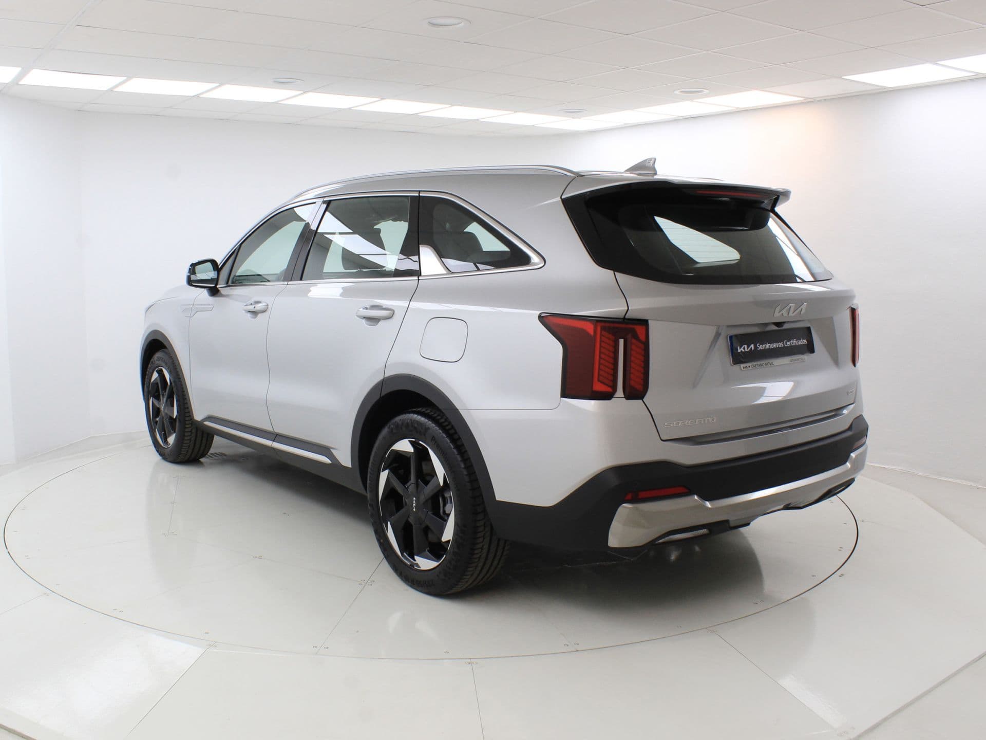 Kia Sorento 1.6 T-GDi PHEV Drive 4x4 7pl, color Silky Silver (metalizado), 2026, foto 3 de 8