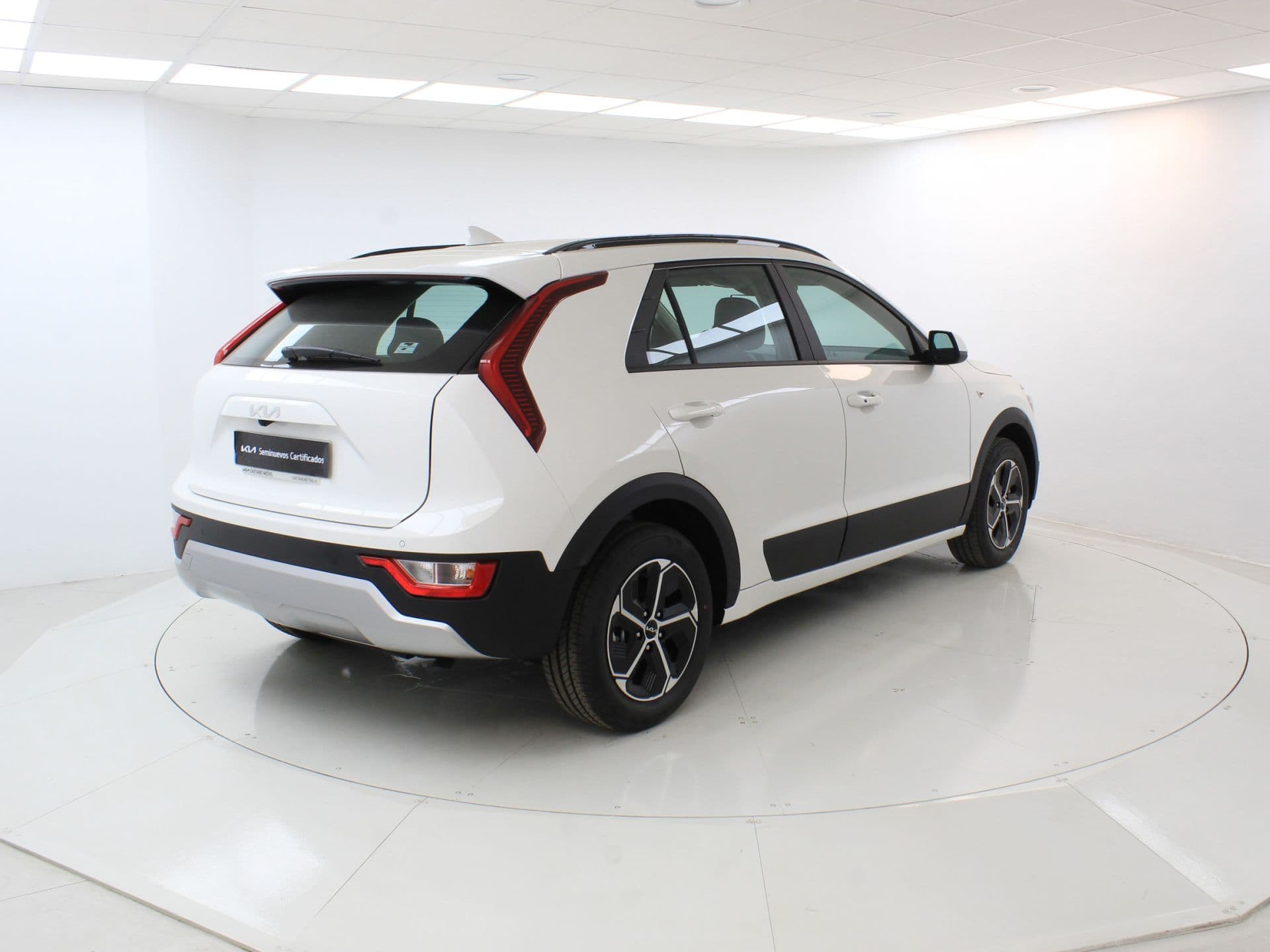 Kia Niro 1.6 GDi HEV 102kW (139CV) Concept, color Clear White (sólido), 2026, foto 5 de 8