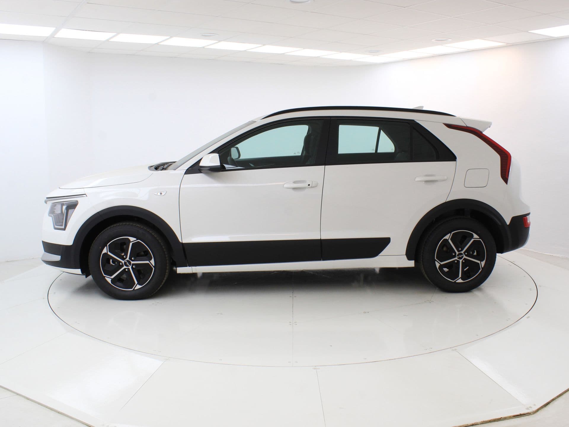 Kia Niro 1.6 GDi HEV 102kW (139CV) Concept, color Clear White (sólido), 2026, foto 3 de 8