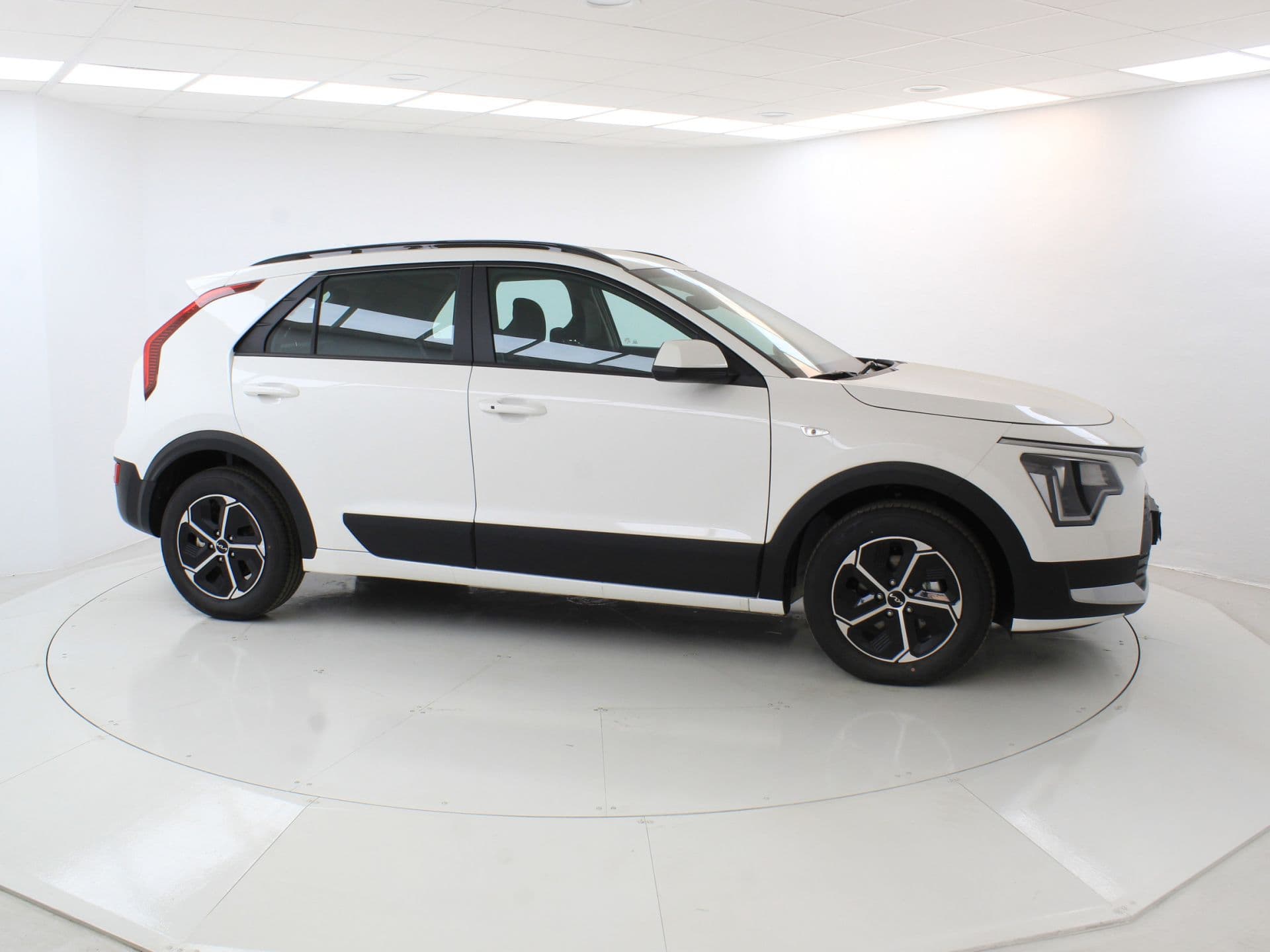 Kia Niro 1.6 GDi HEV 102kW (139CV) Concept, color Clear White (sólido), 2026, foto 6 de 8