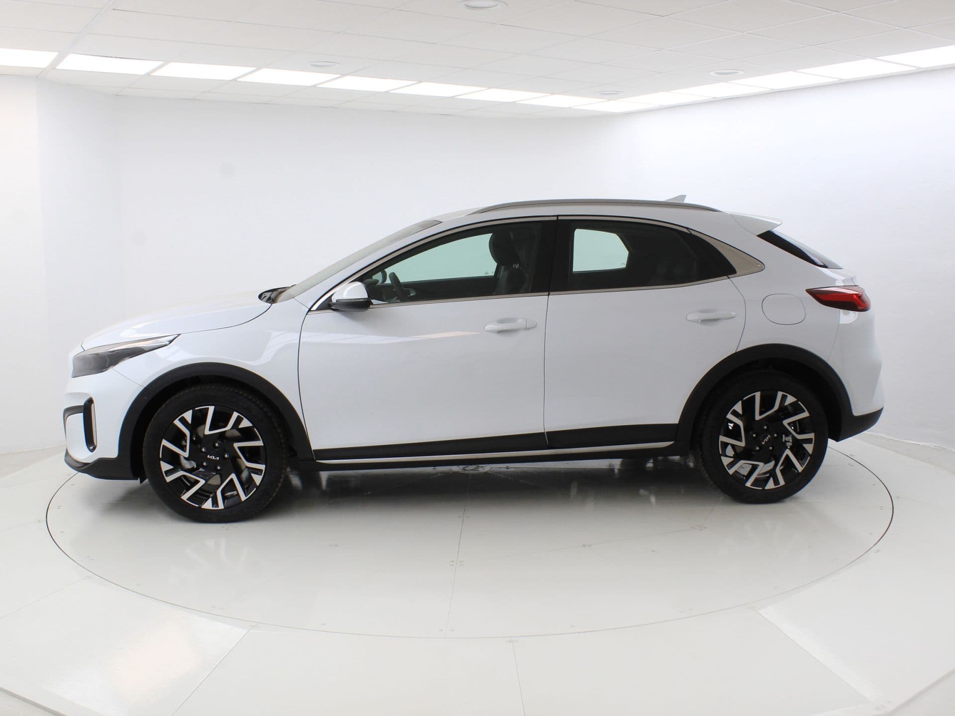 Kia XCeed 1.5 MHEV Tech 103kW (140CV) DCT, color Cassa White (sólido), 2026, foto 3 de 8