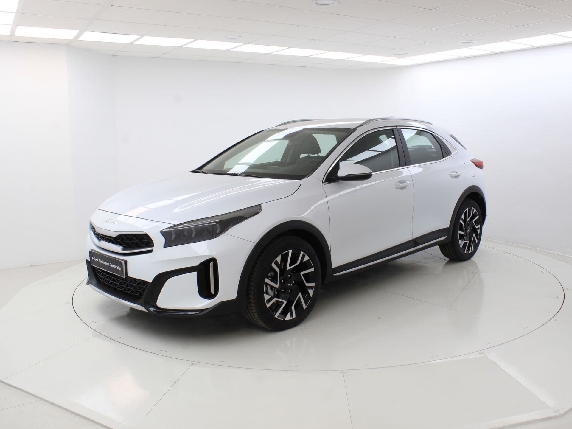 Kia XCeed 1.5 MHEV Tech 103kW (140CV) DCT, color Cassa White (sólido), 2026, foto 2 de 8