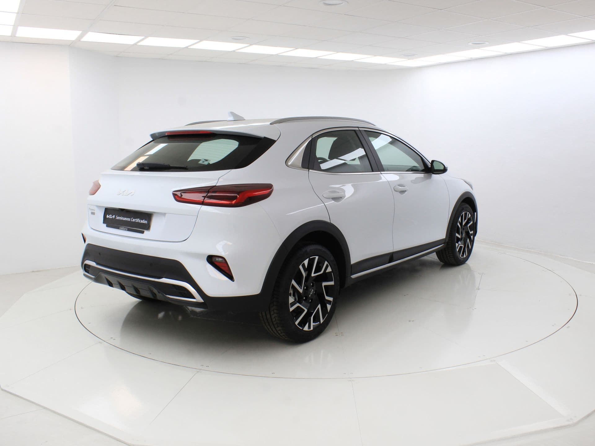 Kia XCeed 1.5 MHEV Tech 103kW (140CV) DCT, color Cassa White (sólido), 2026, foto 5 de 8