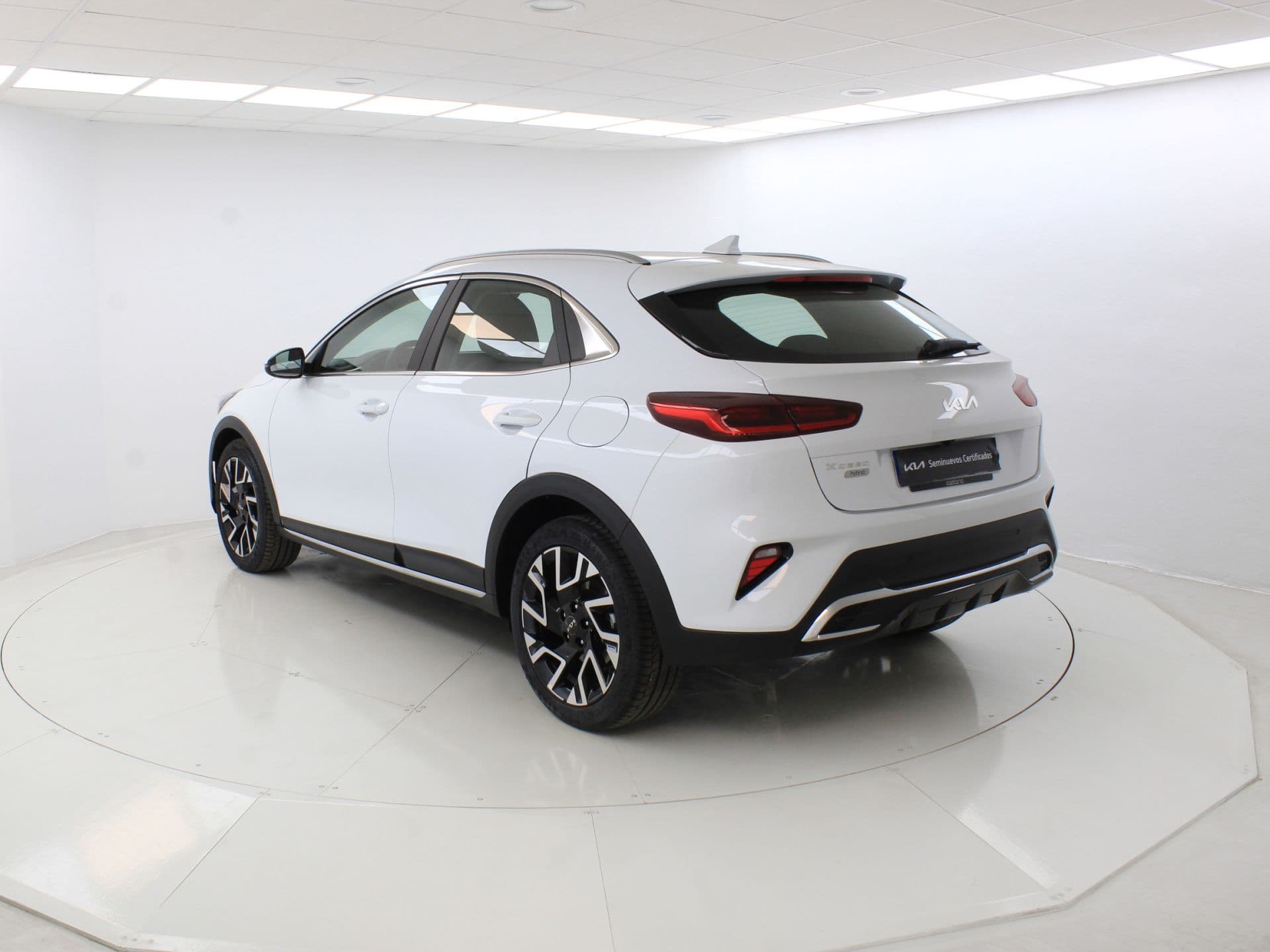 Kia XCeed 1.5 MHEV Tech 103kW (140CV) DCT, color Cassa White (sólido), 2026, foto 4 de 8