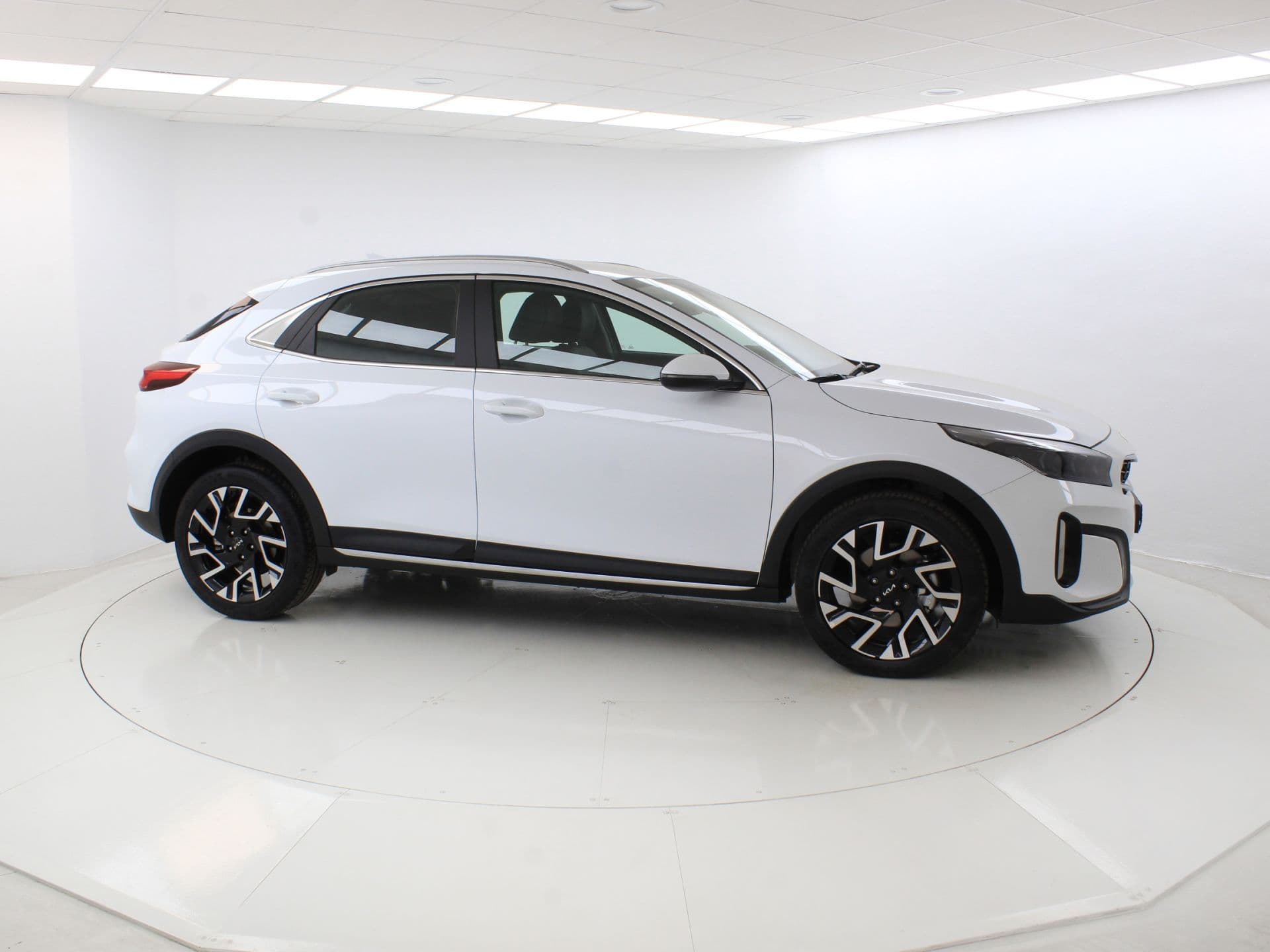 Kia XCeed 1.5 MHEV Tech 103kW (140CV) DCT, color Cassa White (sólido), 2026, foto 6 de 8
