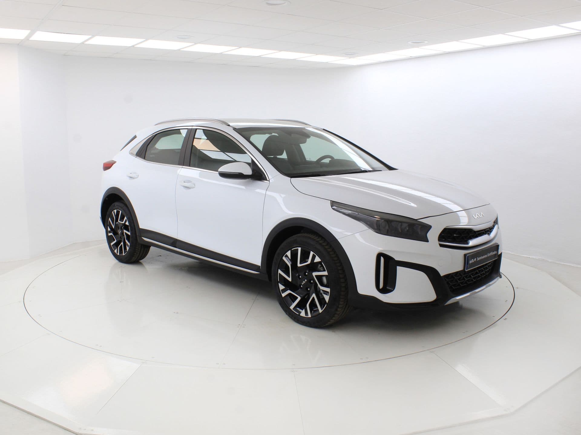 Kia XCeed 1.5 MHEV Tech 103kW (140CV) DCT, color Cassa White (sólido), 2026, foto 7 de 8