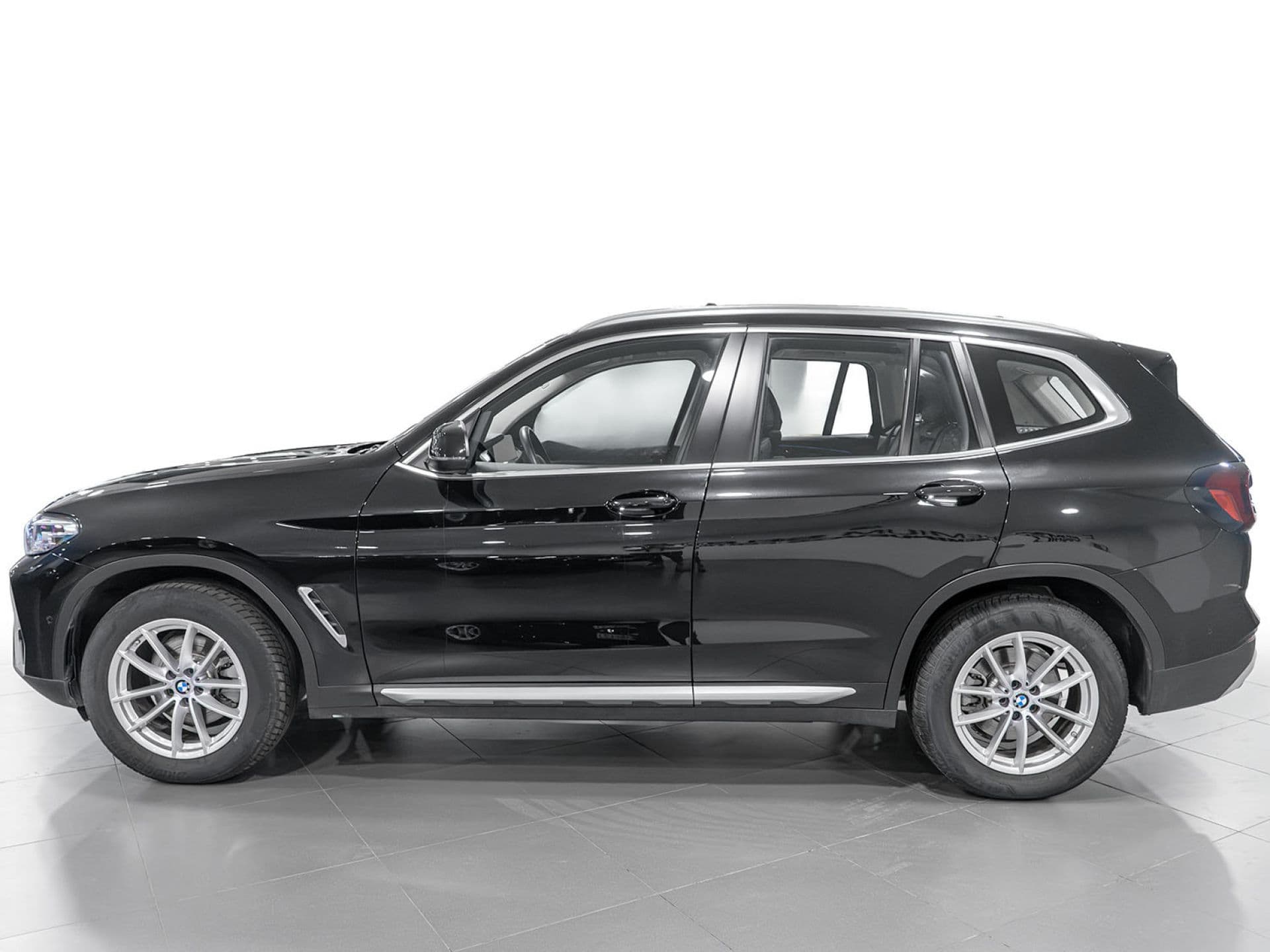 BMW X3 xDrive20d xLine, color Saphirschwarz (metalizado), 2022, foto 3 de 8