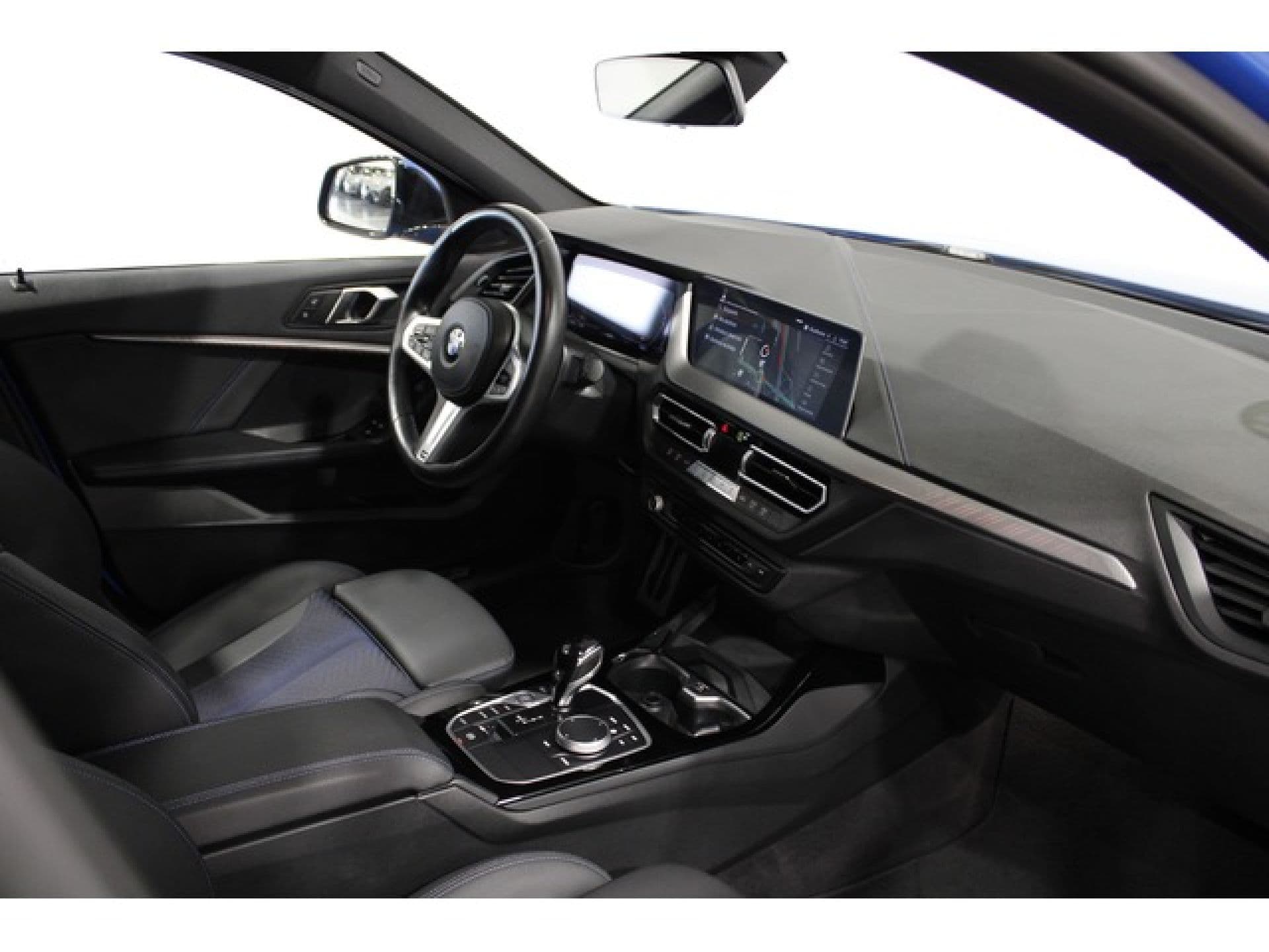 BMW Serie 1 118d, color Pintura metalizada Misano Blau, 2023, foto 8 de 8