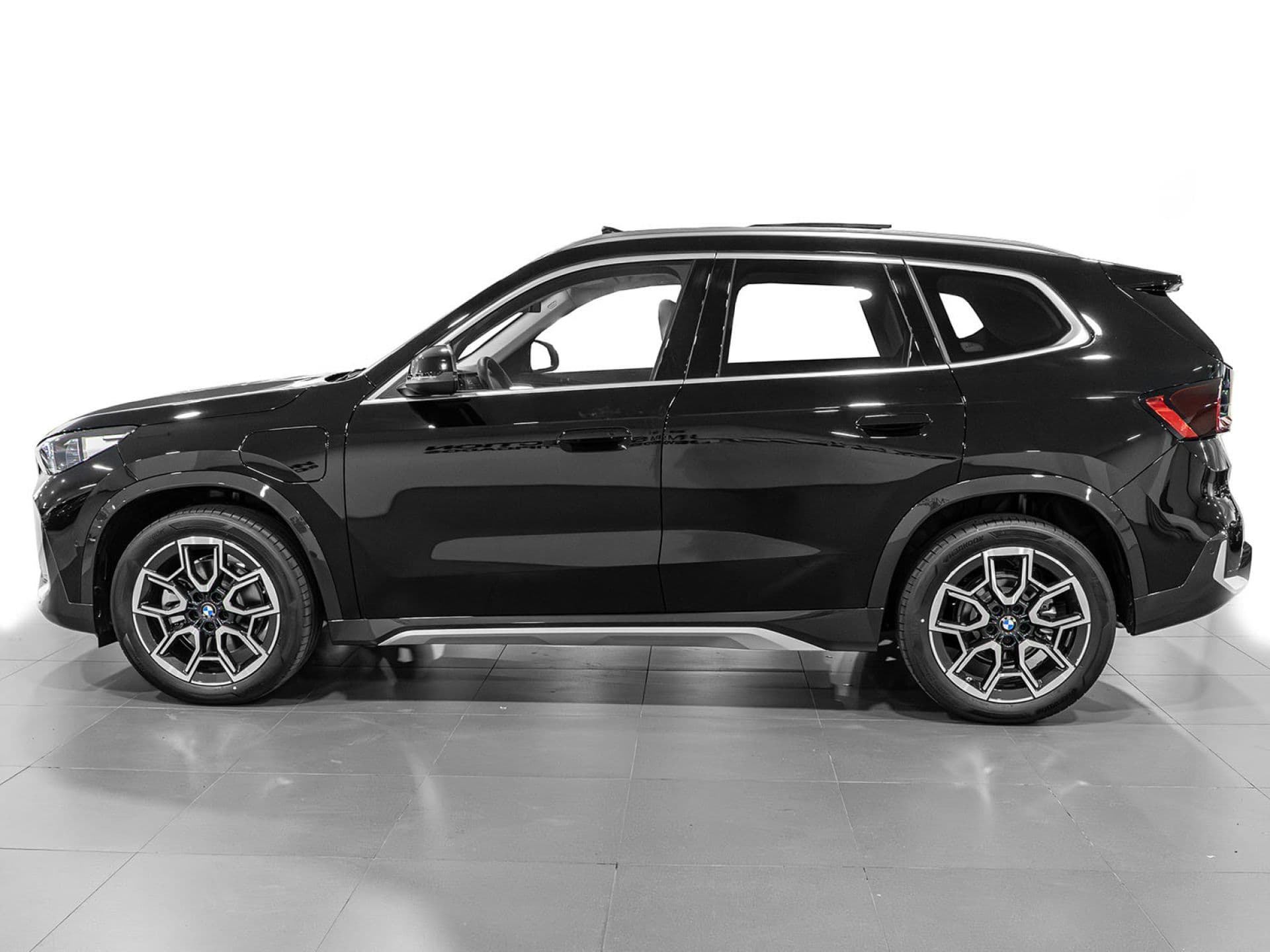 BMW X1 xDrive25e, color Negro (sólido), 2026, foto 4 de 12