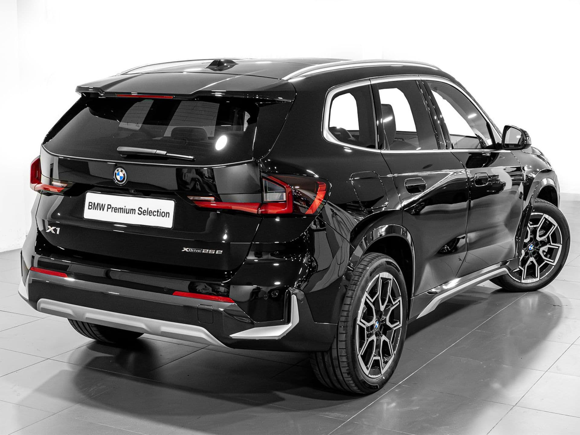 BMW X1 xDrive25e, color Negro (sólido), 2026, foto 2 de 12