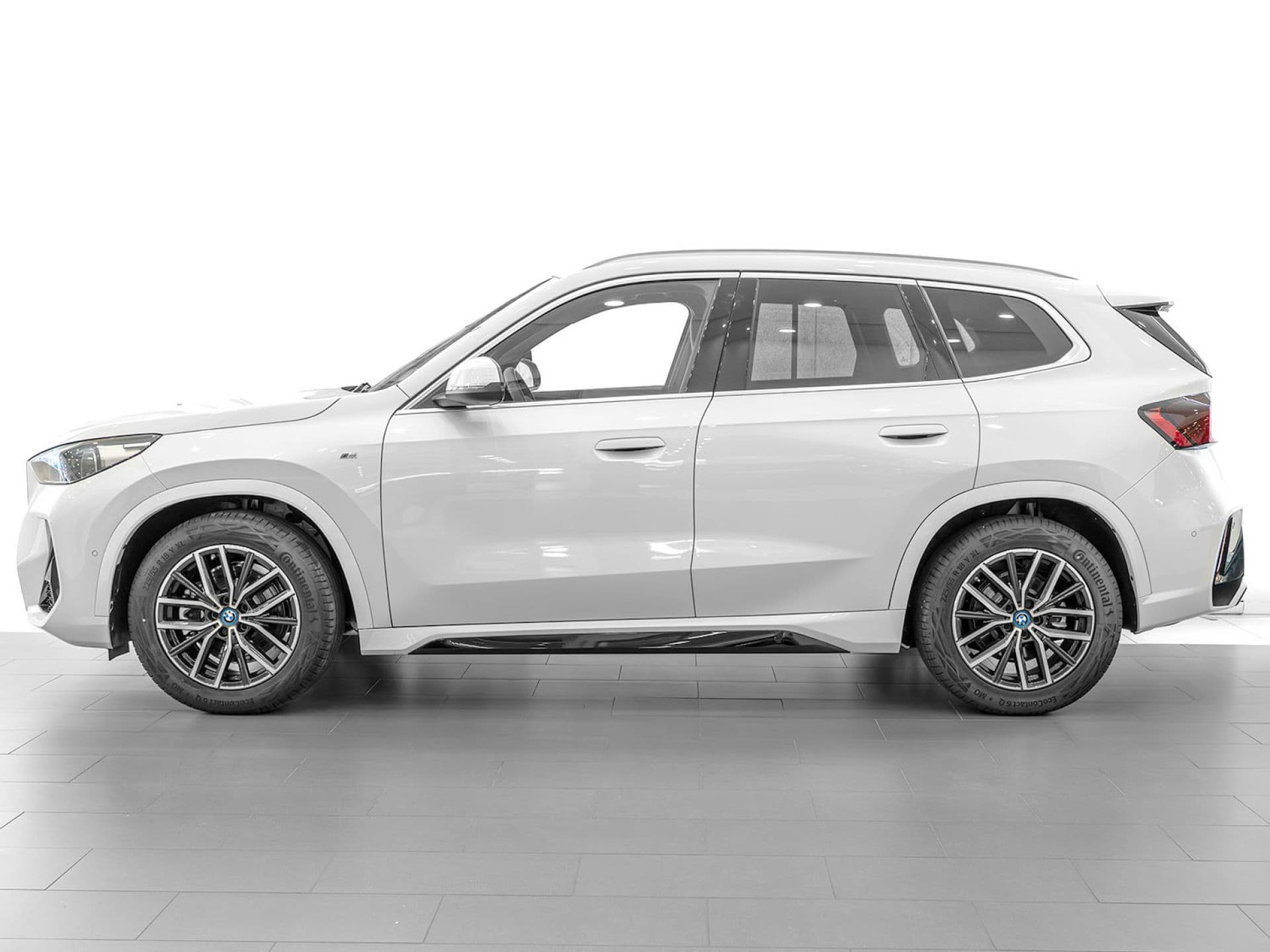 BMW iX1 xDrive30, color Mineralweiß (metalizado), 2026, foto 3 de 12