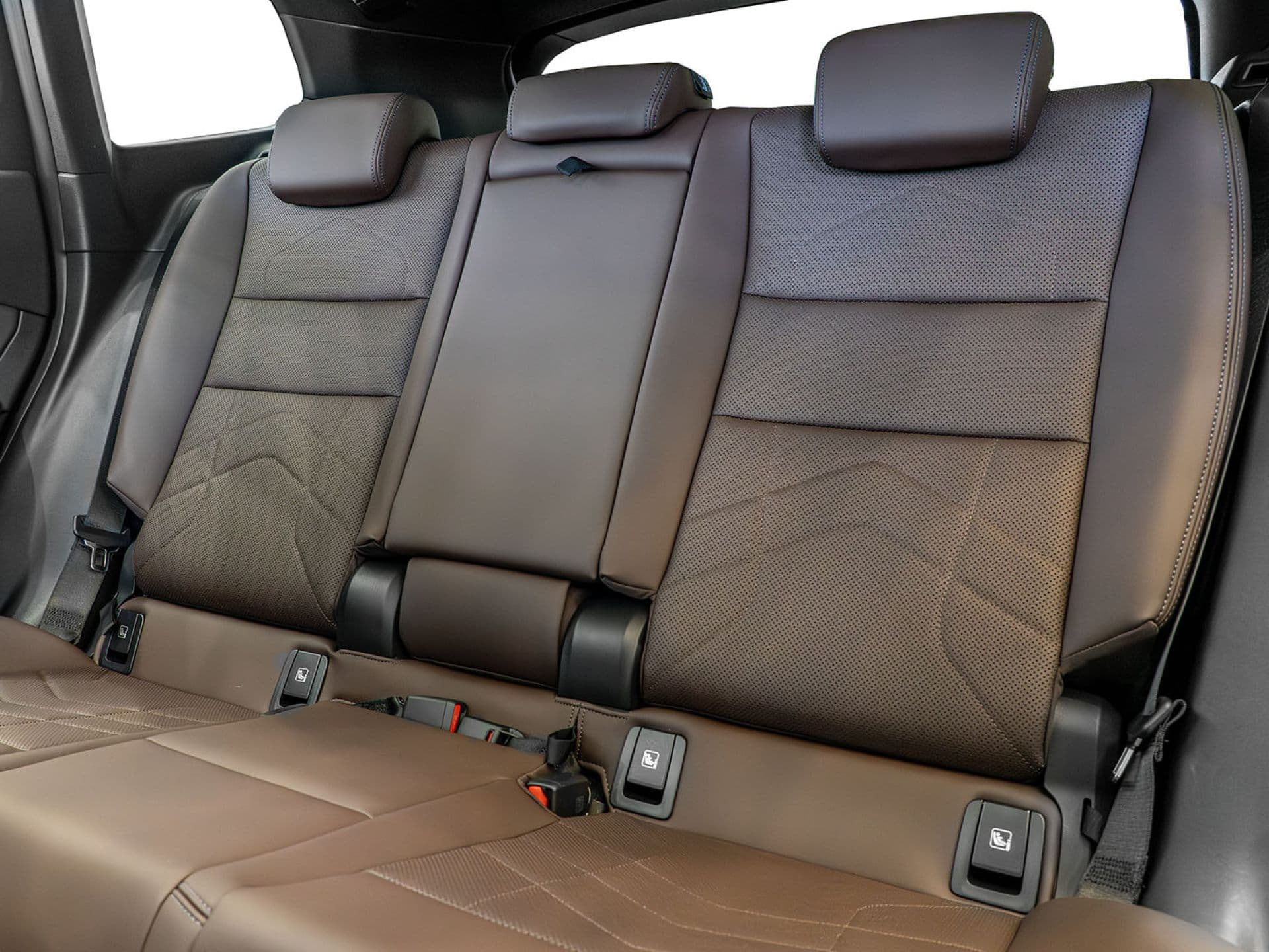 BMW iX1 xDrive30, color Mineralweiß (metalizado), 2026, foto 9 de 12