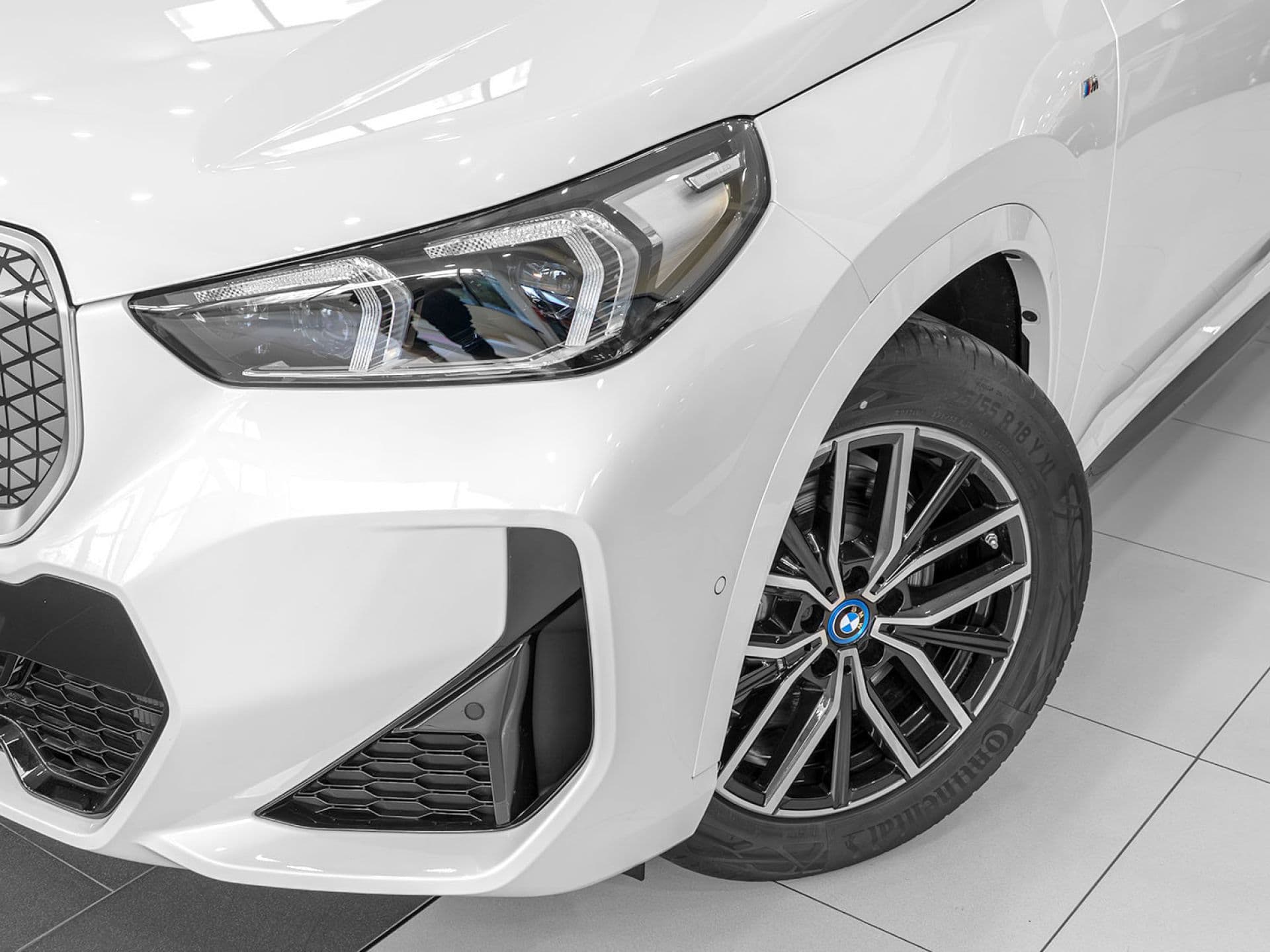 BMW iX1 xDrive30, color Mineralweiß (metalizado), 2026, foto 6 de 12