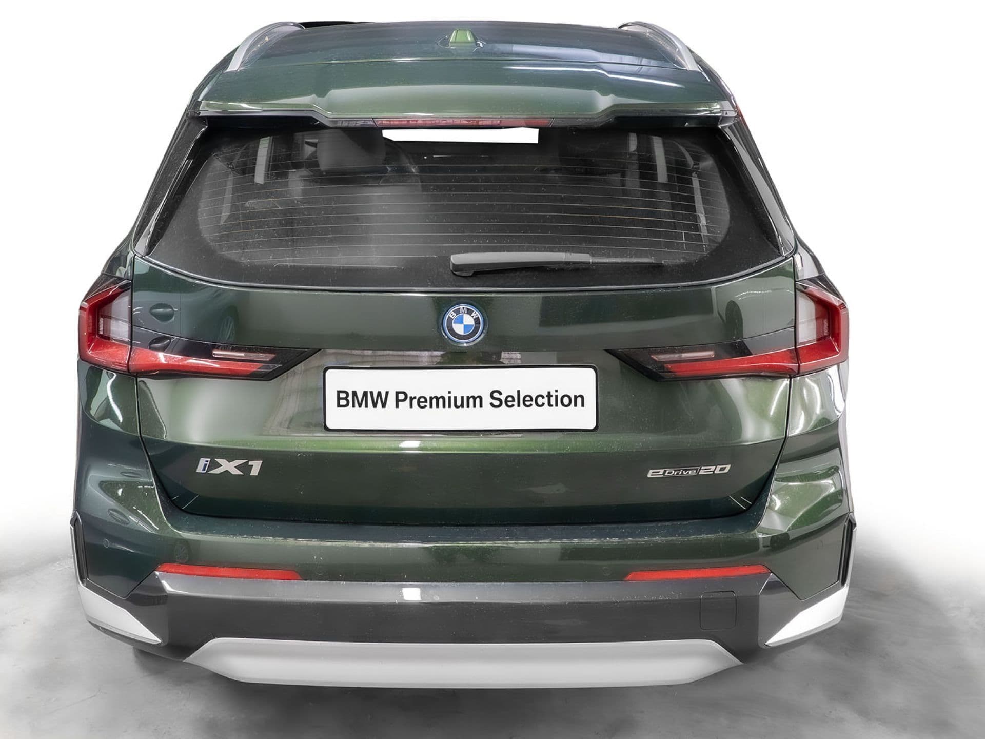 BMW iX1 eDrive20, color Sanremo Green (metalizado), 2026, foto 5 de 12